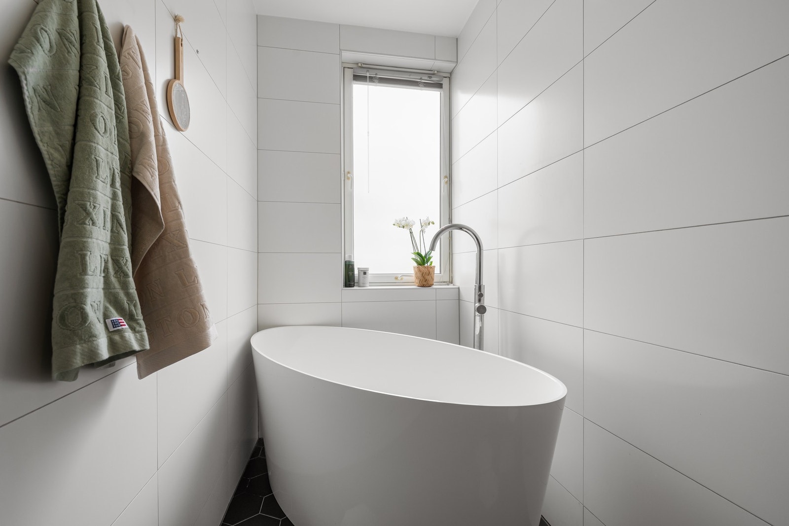 Badet er utstyrt med badekar, og varmtvann er inkludert i felleskostnadene. Galleribilde