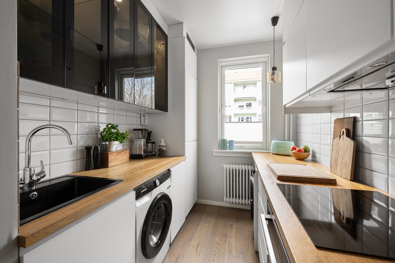 Tidsriktig IKEA-kjøkken fra 2018 med gode arbeidsflater og praktiske løsninger. Galleribilde