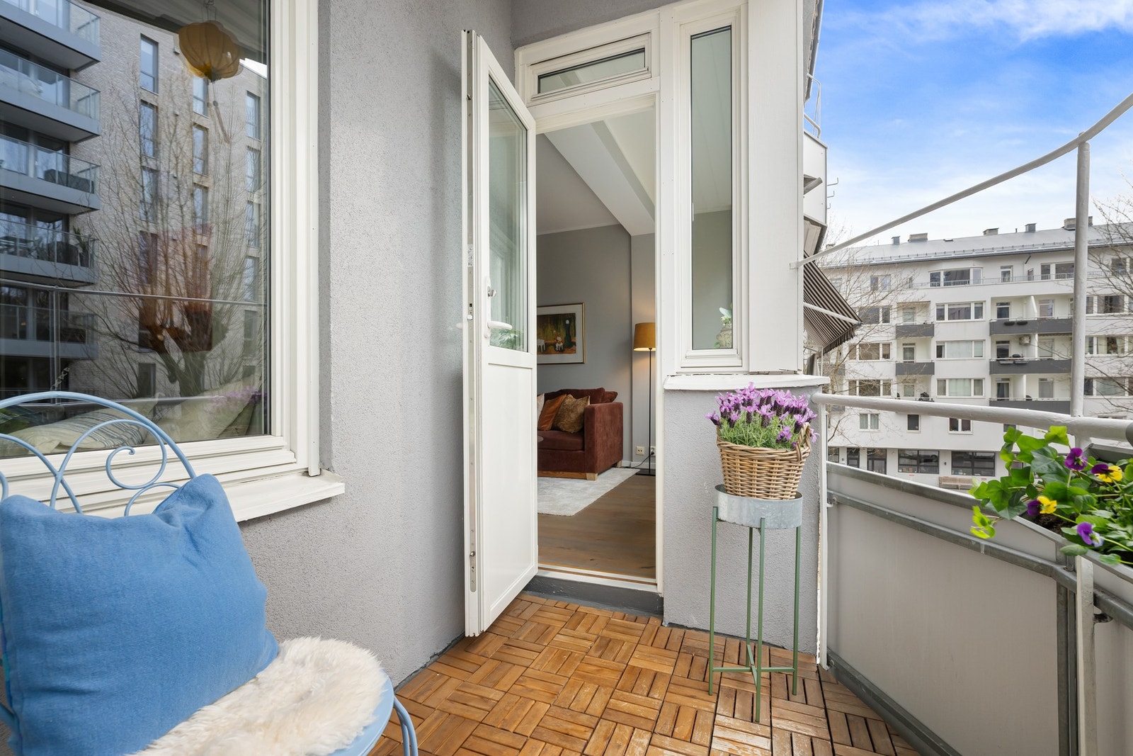 Fra stuen er det utgang til en sydvendt balkong på ca. 5 m². Galleribilde