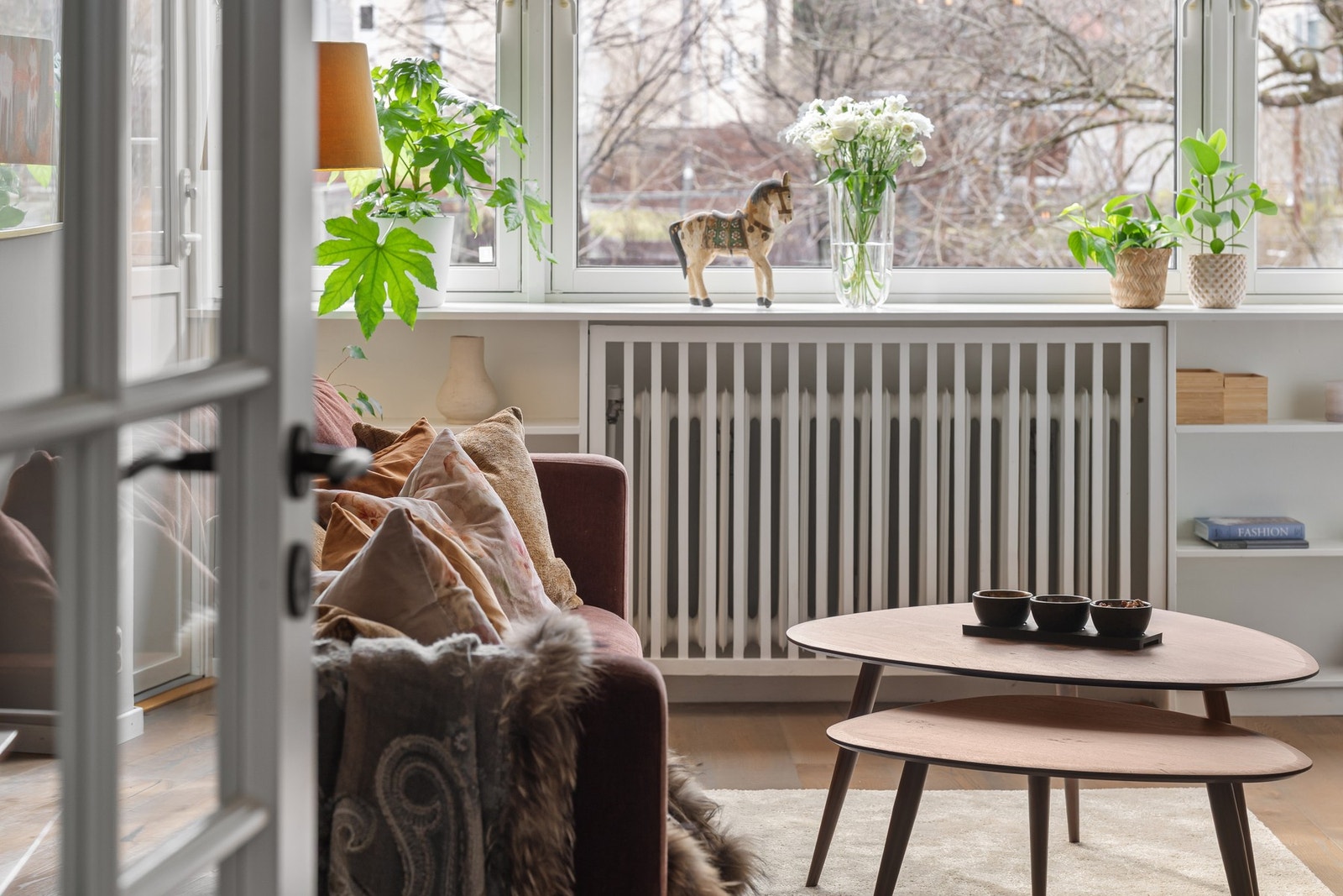 Oppvarming via peis og radiatorer tilknyttet sentralfyringsanlegg, hvor fyring og varmtvann er inkludert i felleskostnadene. Sameiet har i tillegg oppgradert til varmepumpe for en mer energieffektiv løsning. Galleribilde