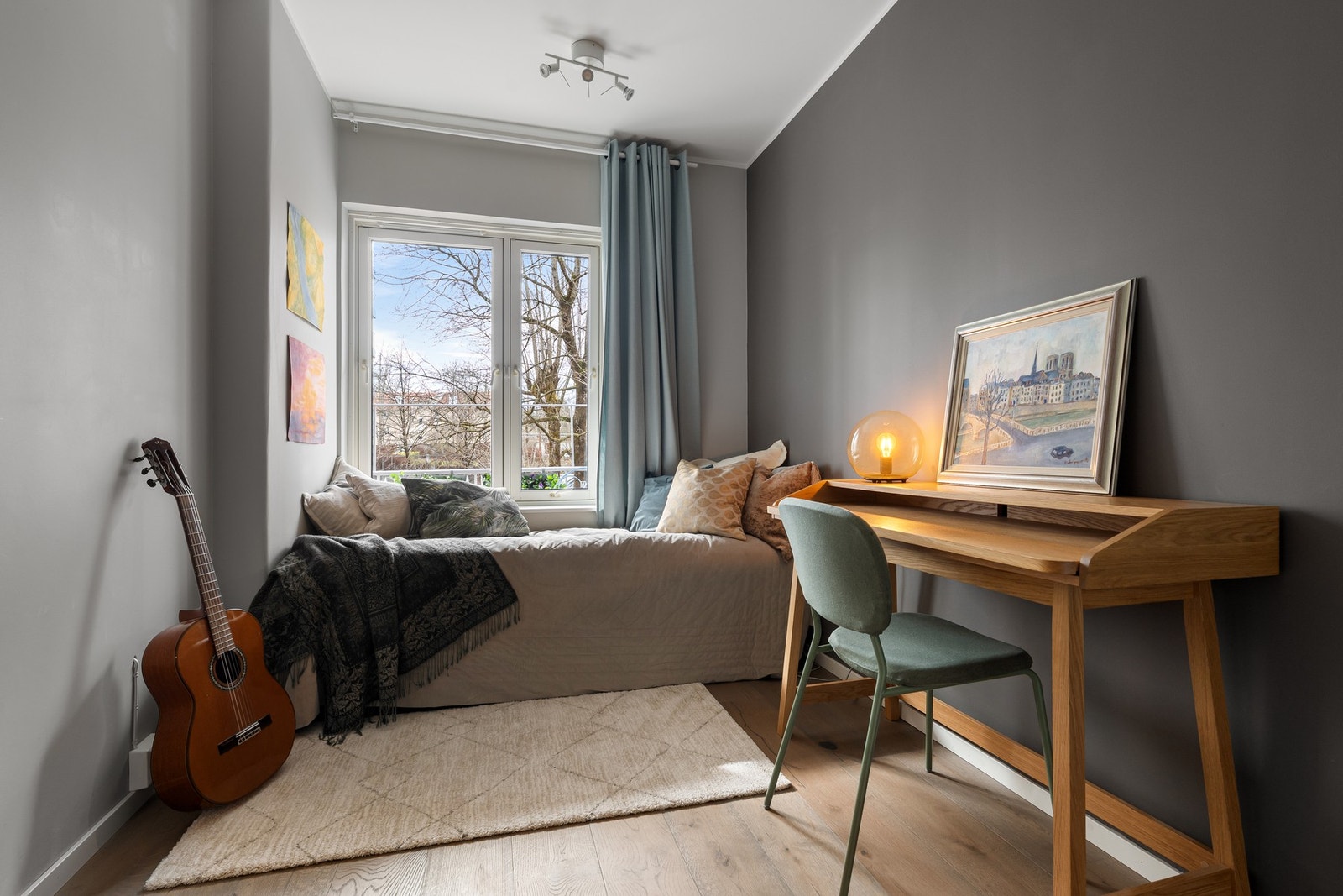 Soverom 2 er et fleksibelt rom som egner seg godt som gjesterom, barnerom eller hjemmekontor. Galleribilde