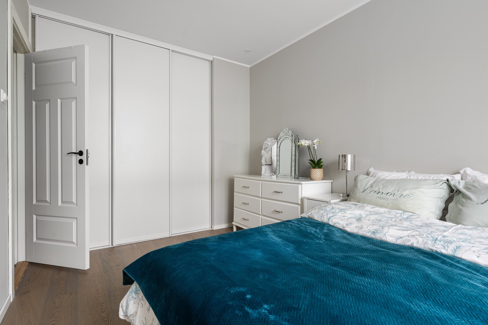 Hovedsoverommet har en romslig skyvedørsgarderobe med god lagringsplass, samt plass til øvrig møblering. Galleribilde