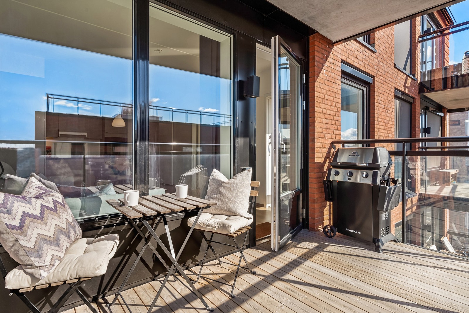 Her er det god plass til utemøbler, grill og planter - det perfekte stedet å nyte solrike dager. Galleribilde