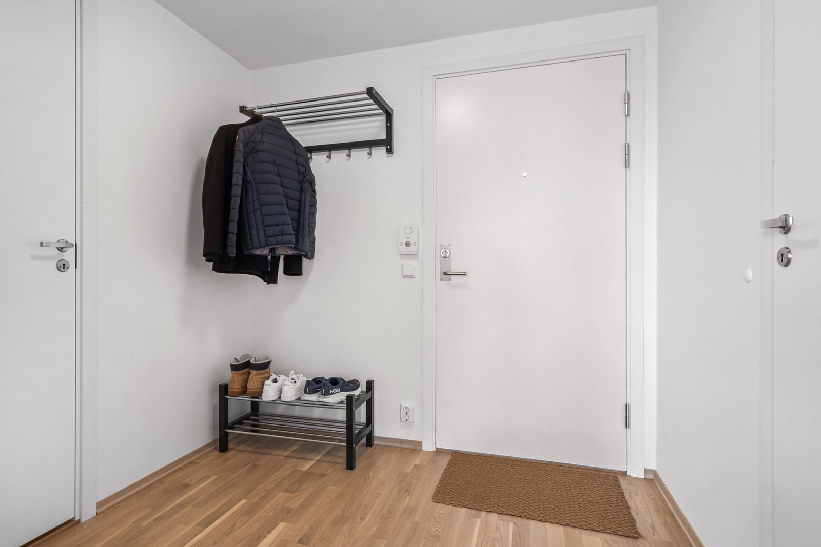 Velkommen inn! Innbydende entré som gir et godt førsteinntrykk av leiligheten. Galleribilde