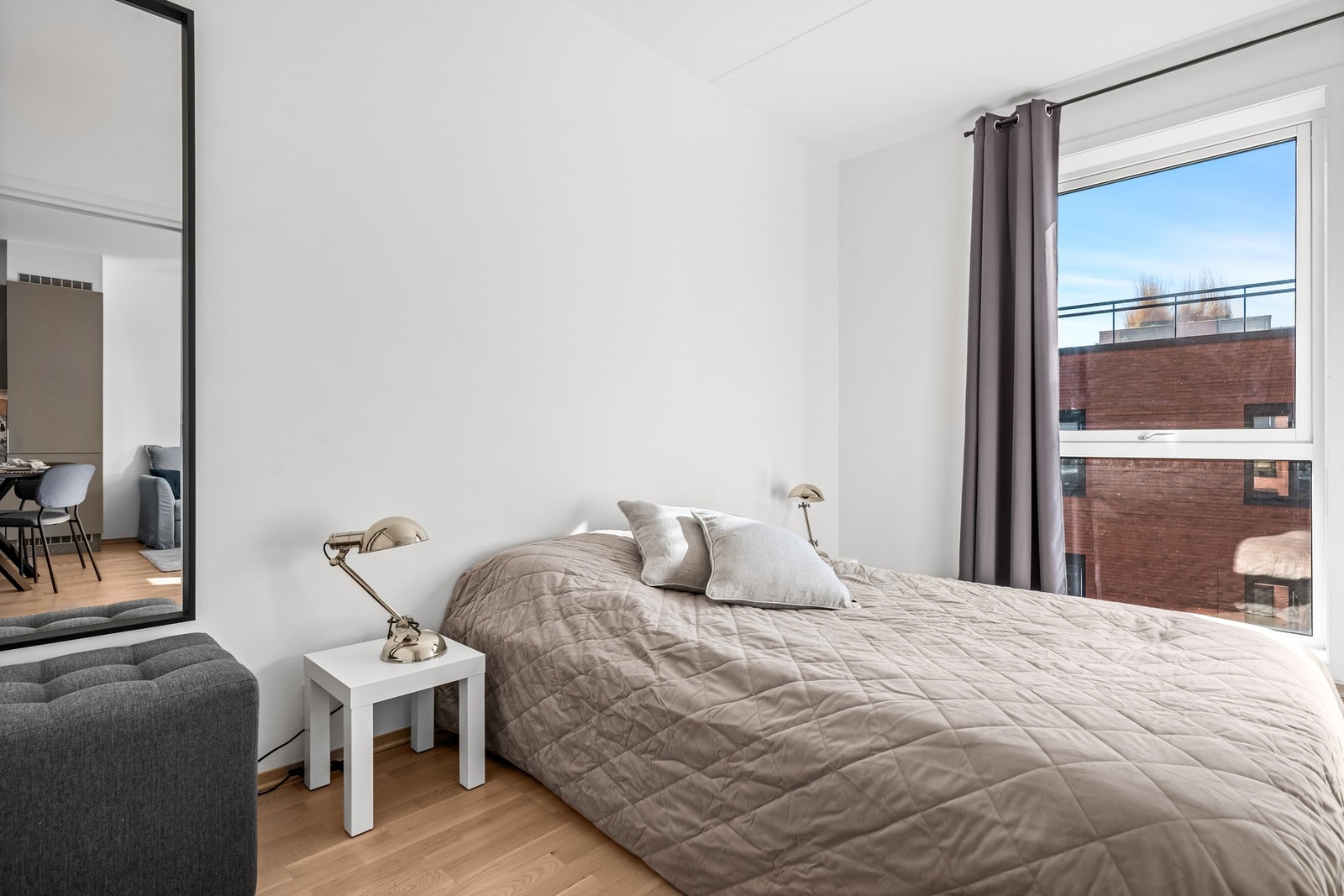 Leiligheten har et hyggelig soverom med god plass til dobbeltseng og nattbord. Galleribilde