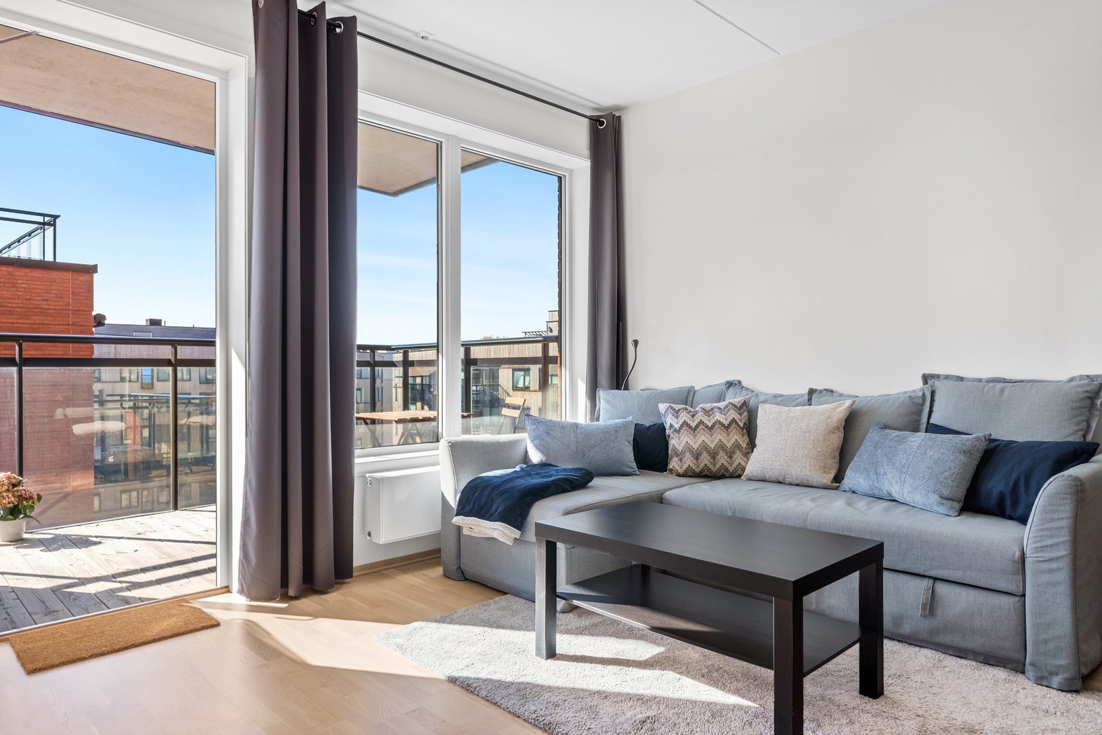 Store vindusflater slipper inn rikelig med naturlig lys, og skaper en lys og luftig atmosfære. Galleribilde