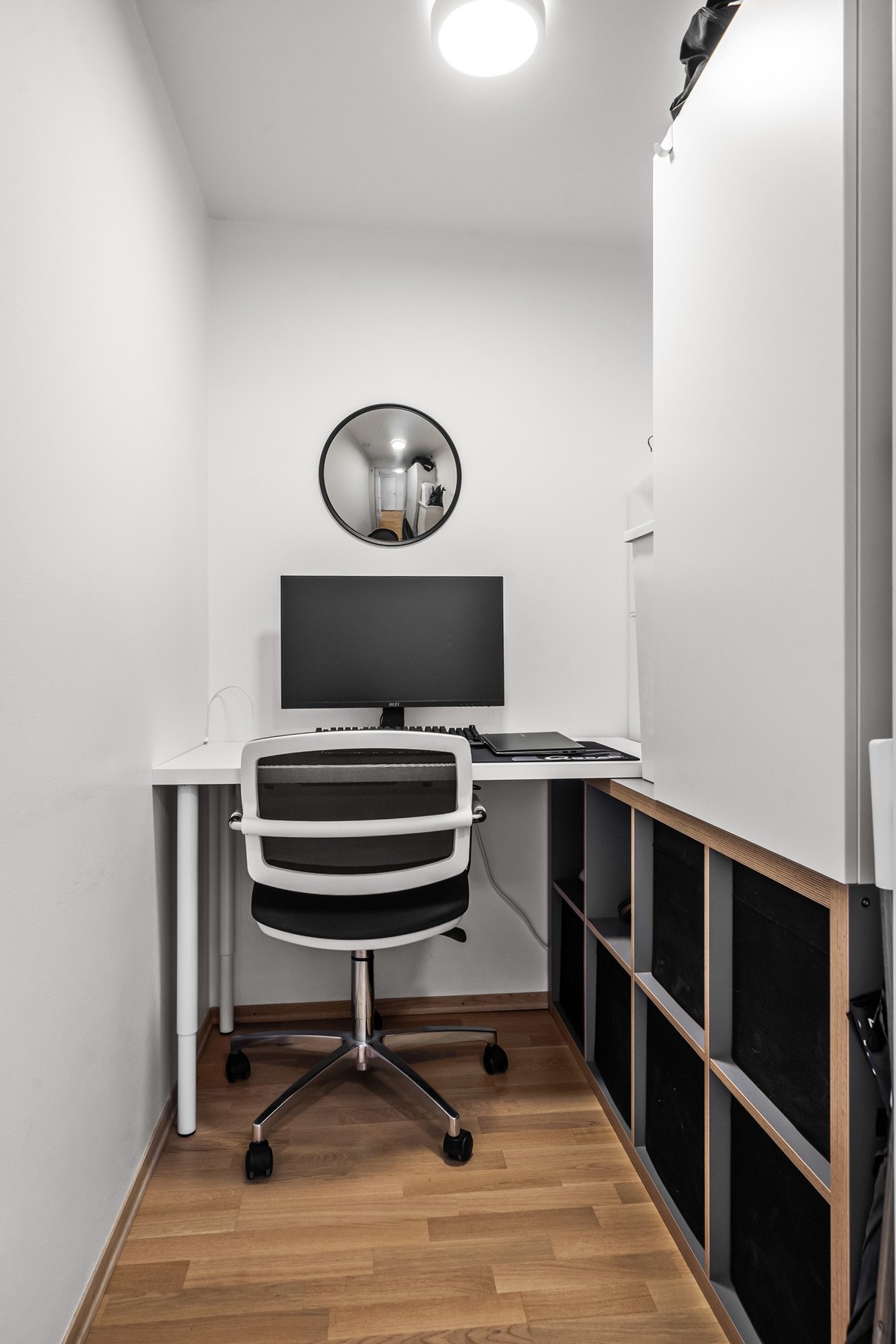 I entréen har du plass til ulike oppbevaringsløsninger. Det er i tillegg en innvendig bod, og en ekstern bod i kjeller for ekstra lagringsplass. Galleribilde