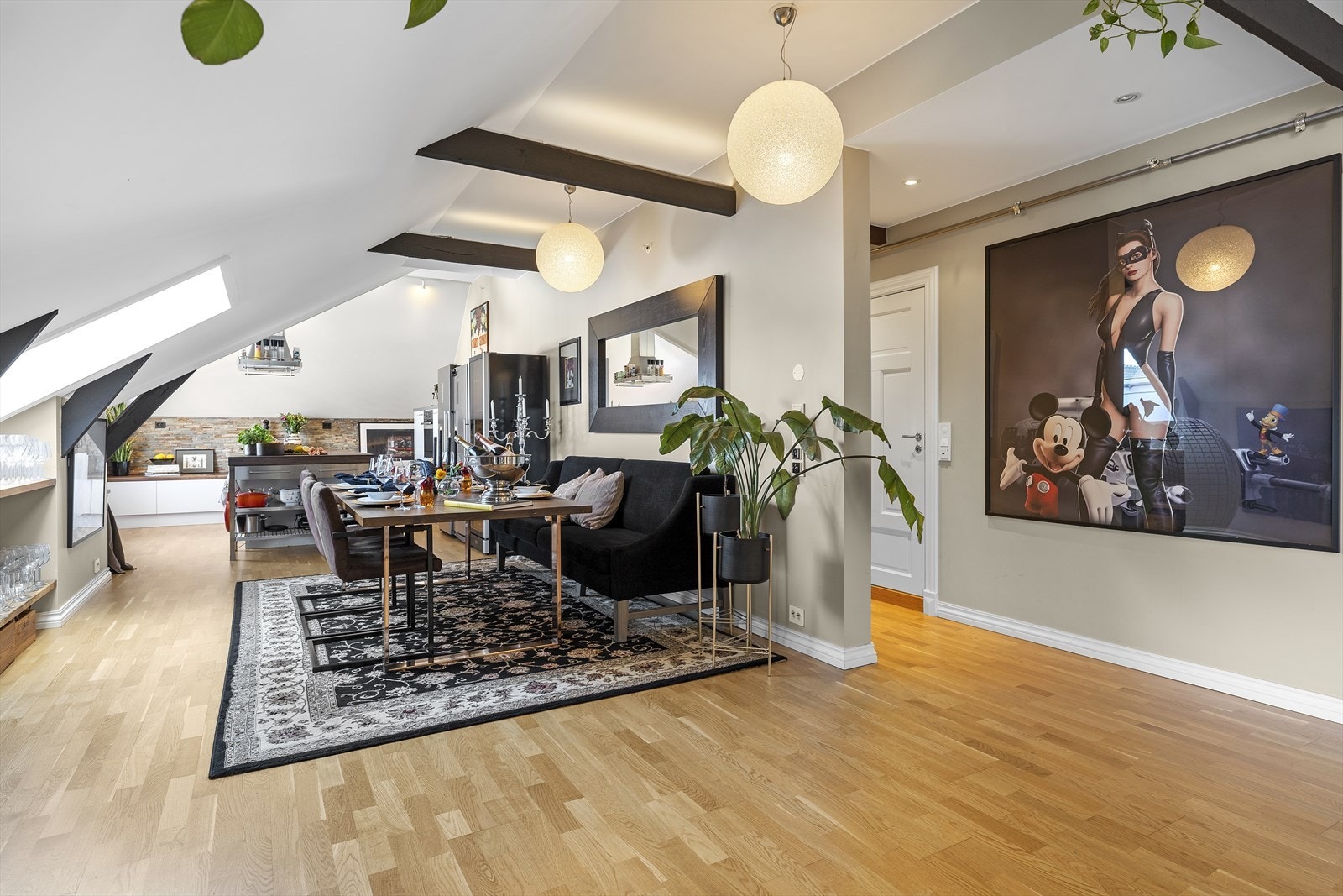 Videre inn gangen til bad og hovedsoverom Galleribilde
