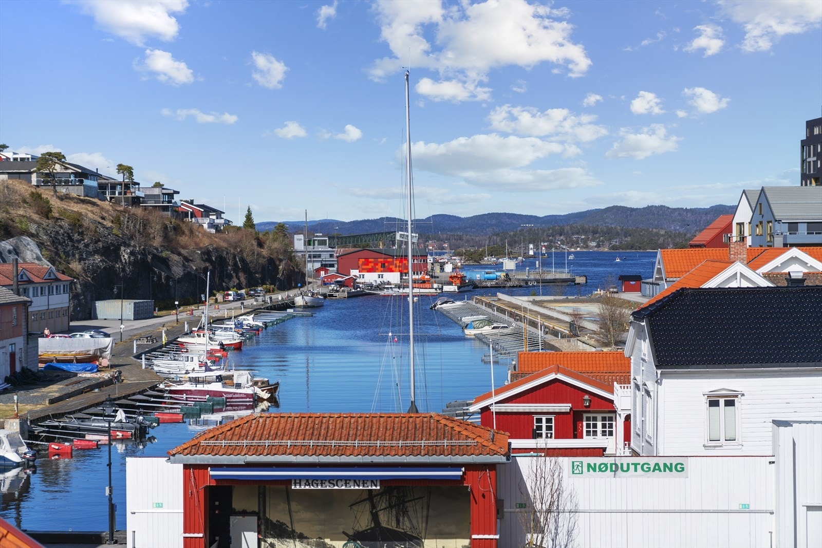 Utsikt mot fjorden og båthavna Galleribilde