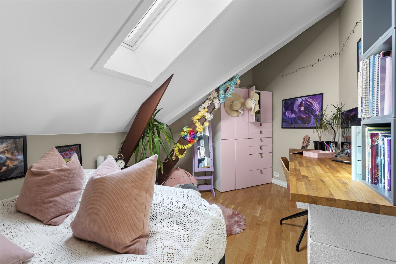 Soverom 2 - plass til garderobe og kontorpult Galleribilde