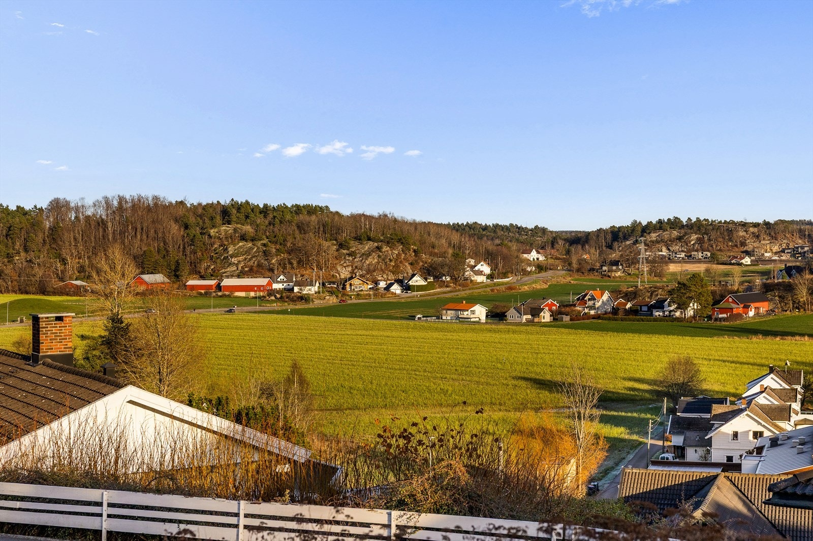 Flott utsikt fra flere steder på tomten, noe som gir varierte og stemningsfulle opplevelser gjennom dagen. Galleribilde