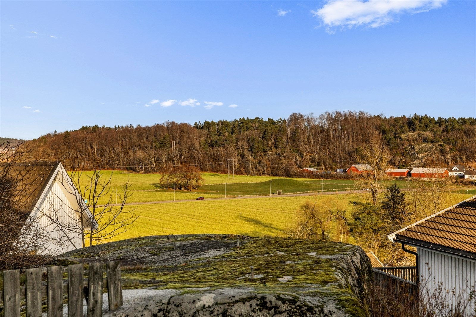 Her kan du nyte omgivelsene fra ulike uteplasser og rom, med fine utsyn som bidrar til økt trivsel og en ekstra kvalitet ved boligen. Galleribilde
