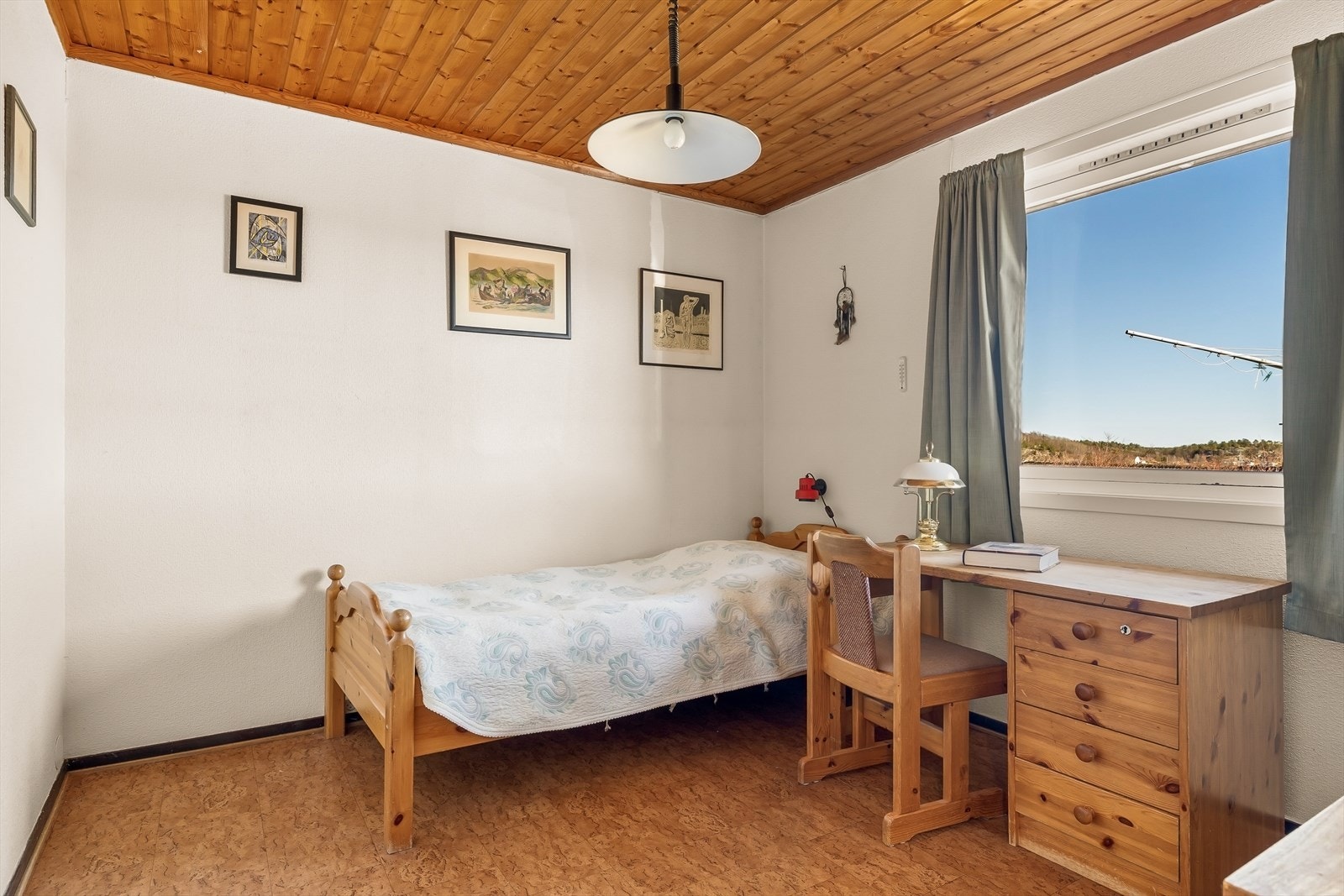 Rommet er utstyrt med garderobeskap som gir gode oppbevaringsløsninger, og egner seg godt som gjesterom, ungdomsrom eller hjemmekontor etter behov. Galleribilde