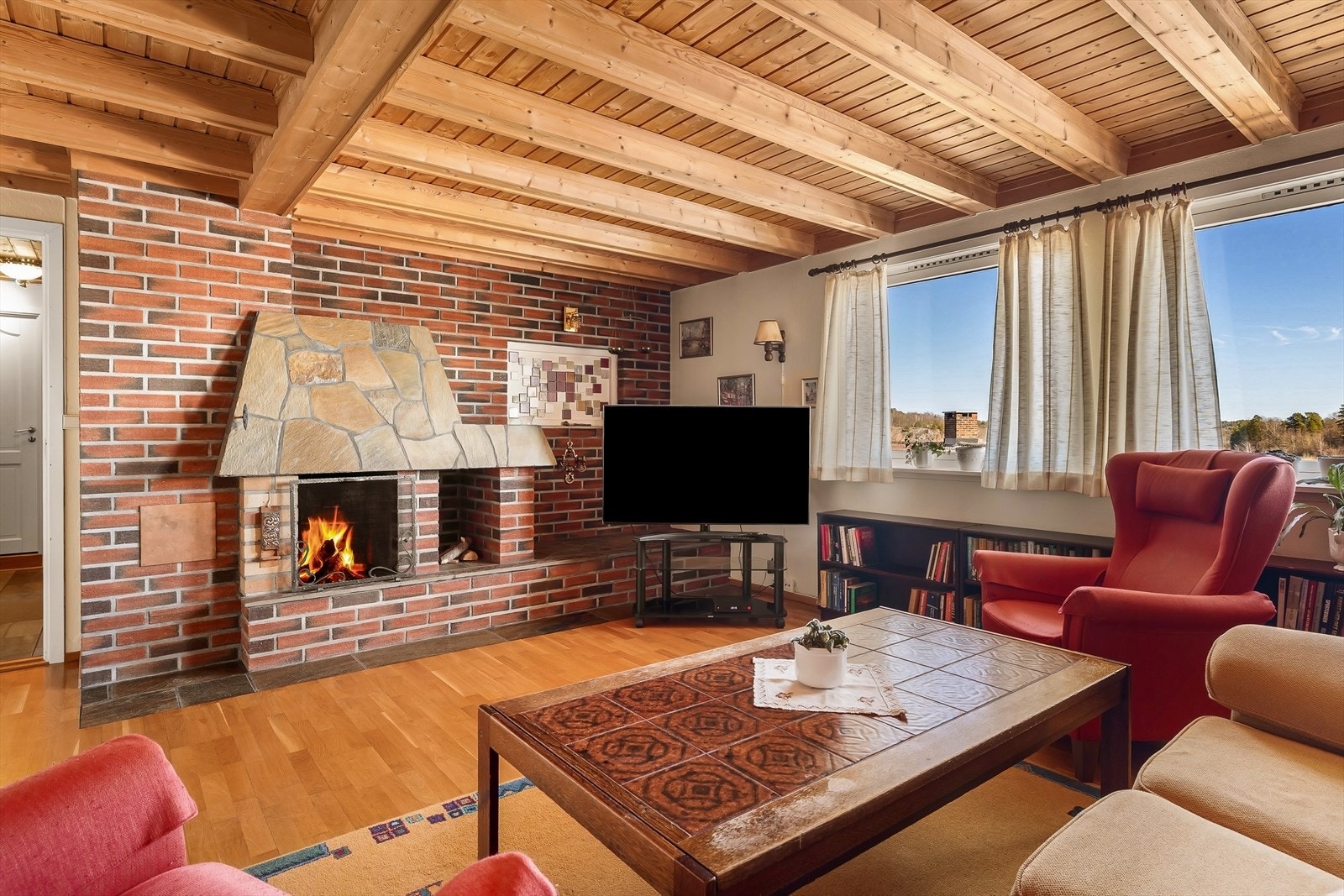 Boligen har teglsteinspipe tilknyttet en murt, åpen peis i peisestuen, som skaper en lun og stemningsfull atmosfære. Peisen fungerer som et naturlig samlingspunkt i rommet og gir både varme og hygge på kjølige dager. Galleribilde
