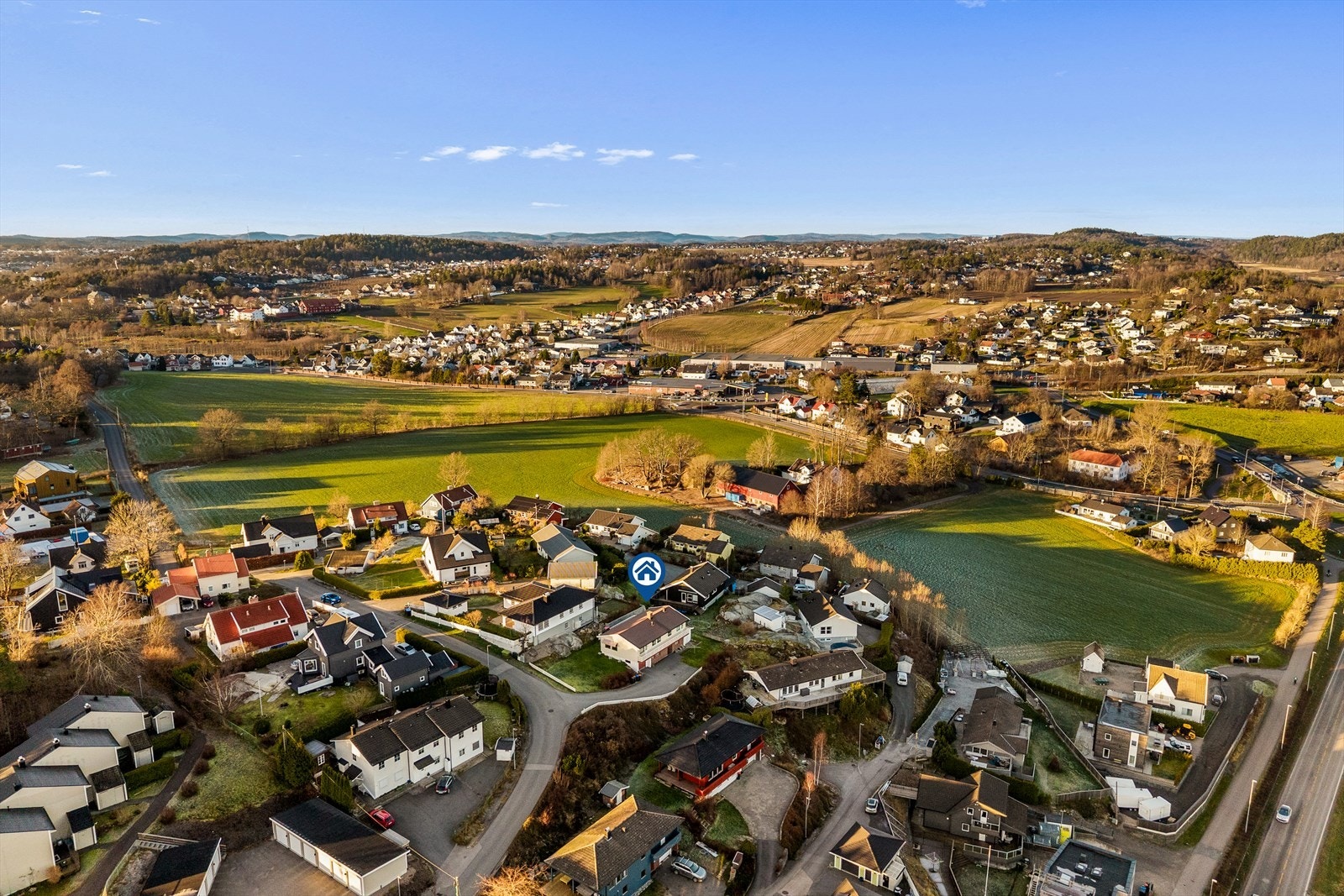 Dette er rett og slett en beliggenhet som gir deg det beste av både natur, byliv og tilgjengelighet - perfekt for deg som ønsker en enklere, rikere og mer komfortabel hverdag. Galleribilde