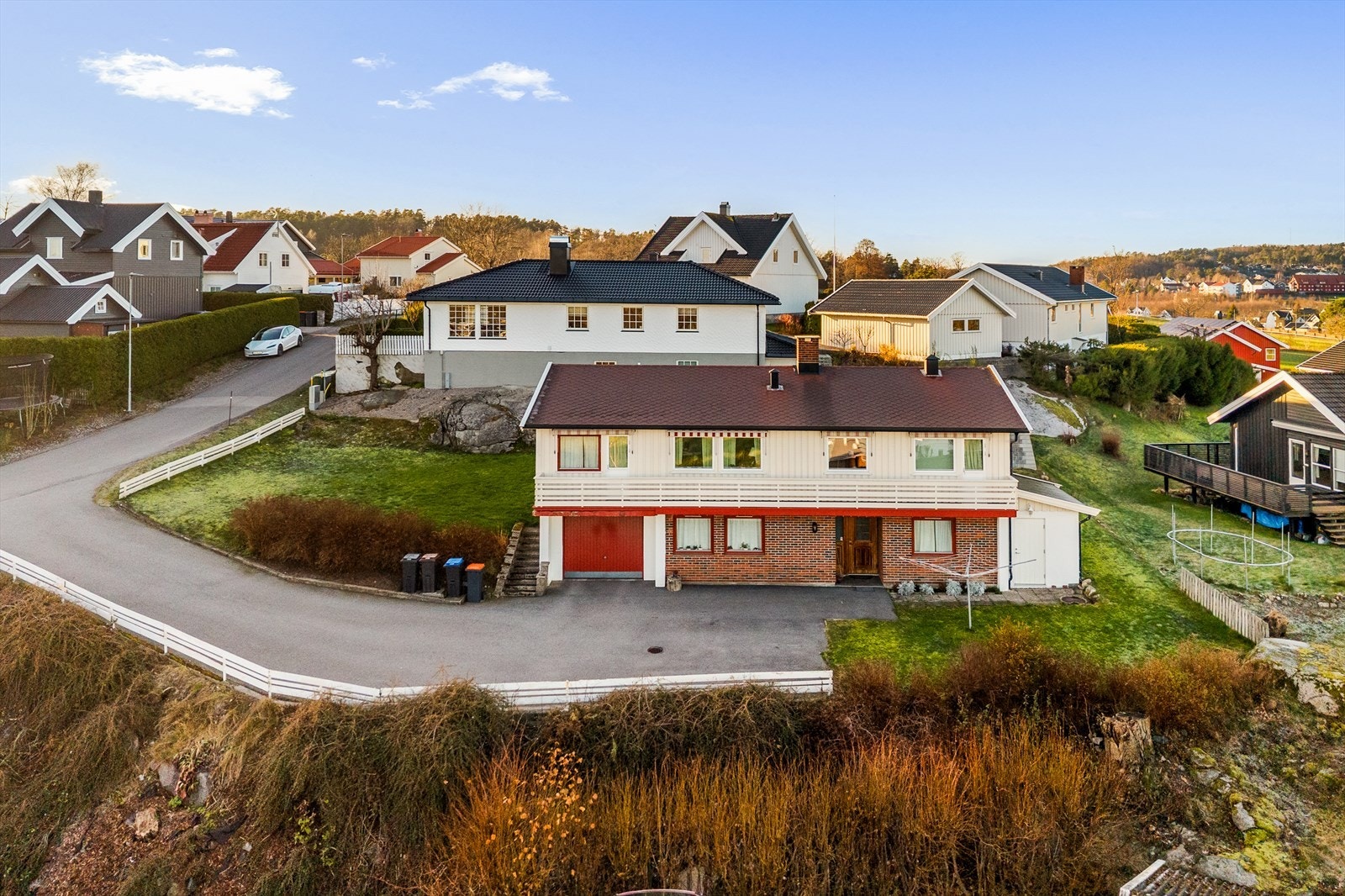 Den praktiske beliggenheten sikrer enkel adkomst til boligen og gode parkeringsforhold for både beboere og gjester. Galleribilde