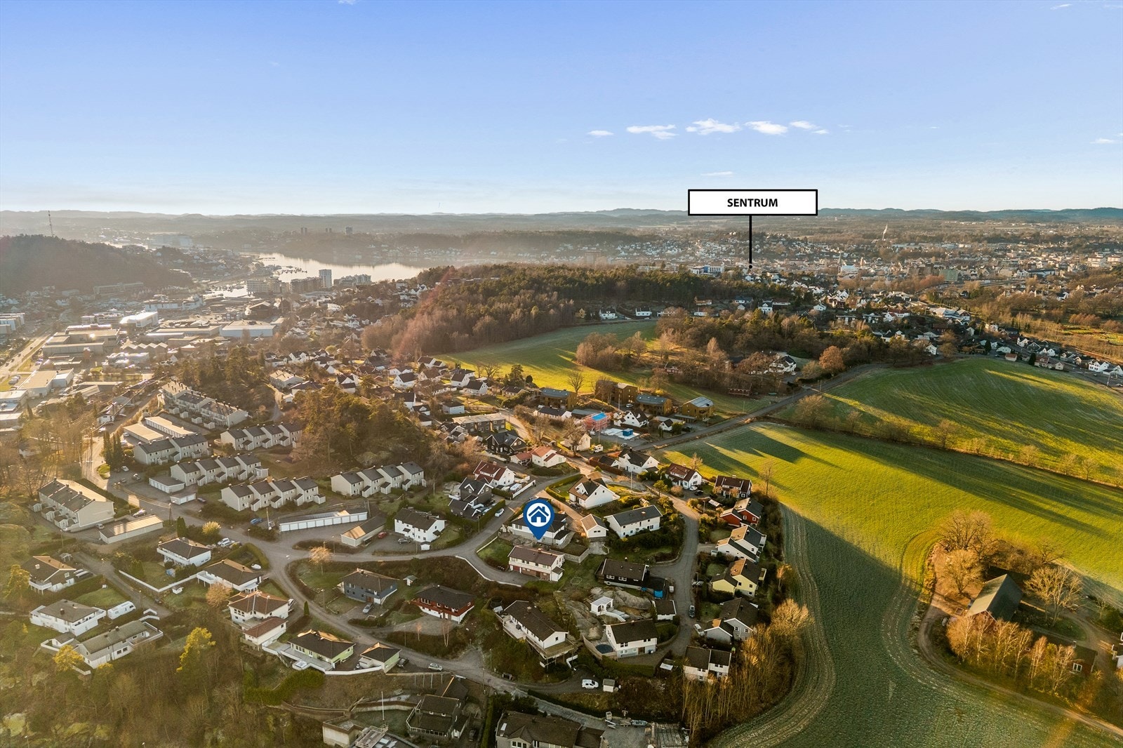 Dagligvarehandelen gjøres enkelt med flere gode alternativer i nærheten, som Meny Hasle, Meny Kilen og Rema 1000. I tillegg har du kort vei til Sandefjord sentrum. Galleribilde
