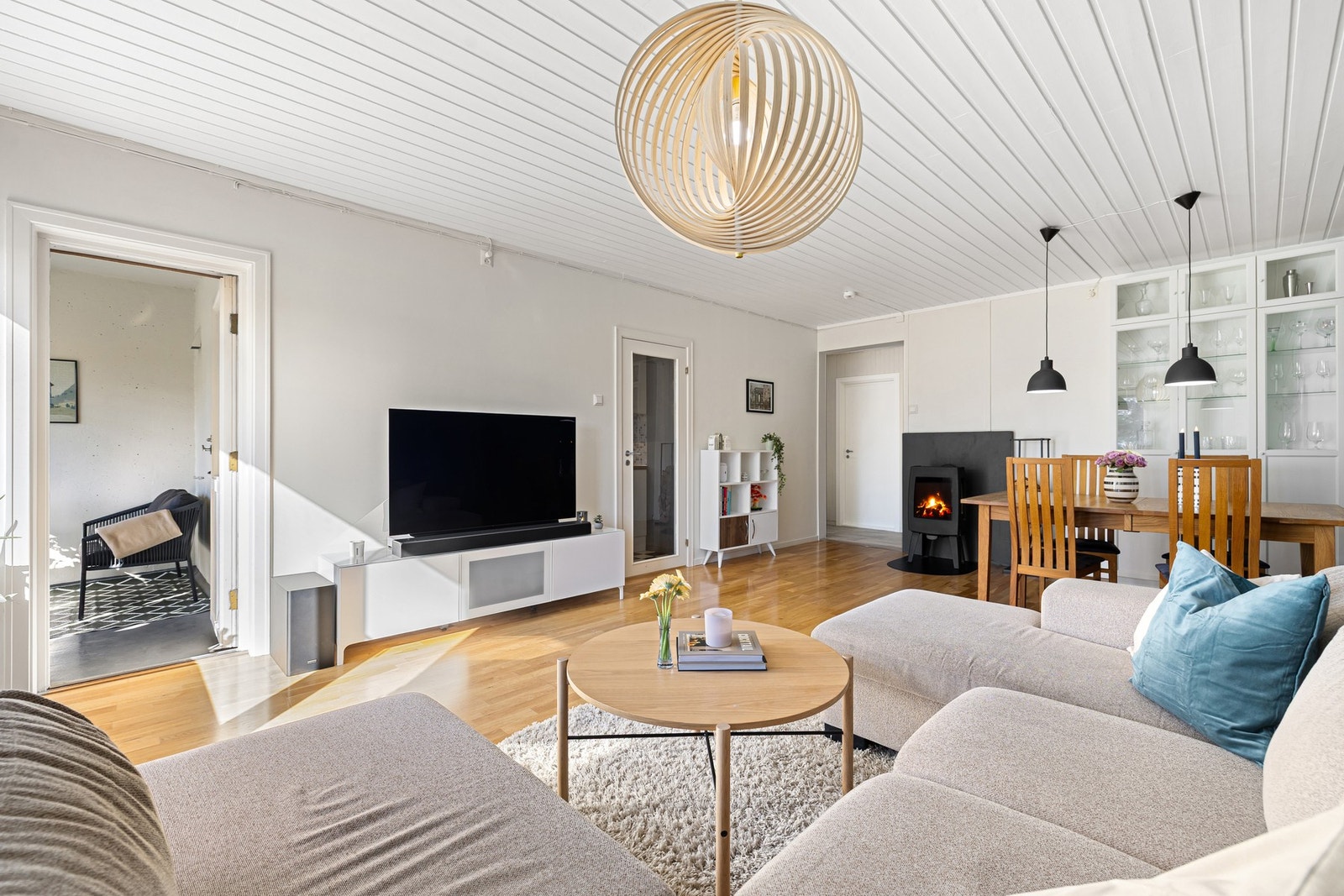 Den ypperlige planløsningen gir gode muligheter for ønsket TV-bord, sitte- og spisegruppe. Galleribilde