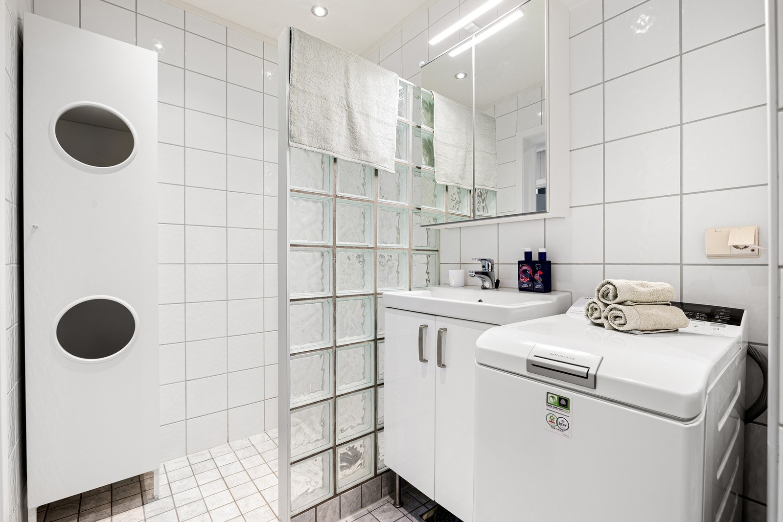 Pent flislagt bad med opplegg for vaskemaskin og varme i gulv. Galleribilde