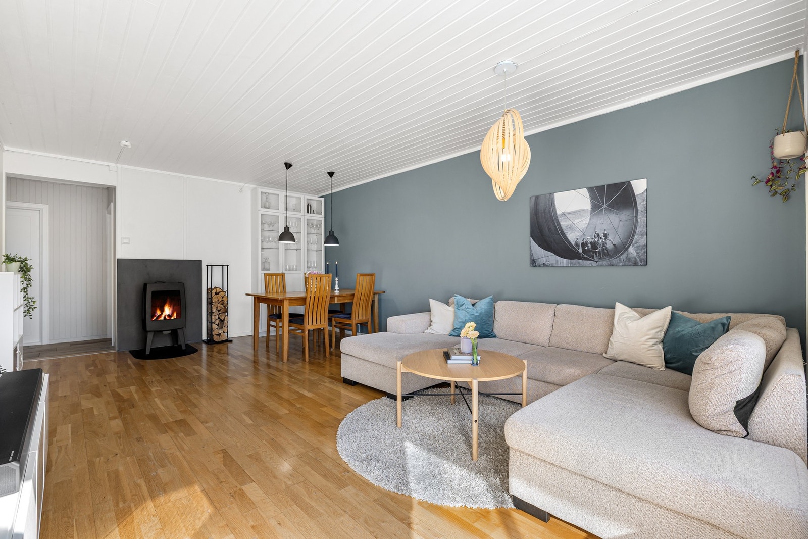 Stuens størrelse gir god plass for større møbelgrupper. Galleribilde