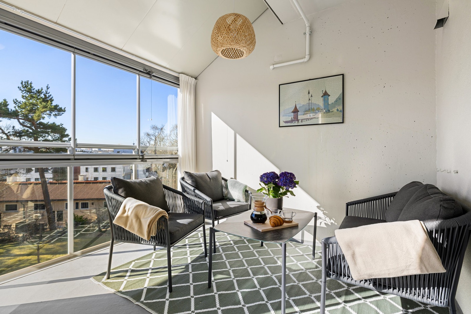 Balkongen ligger sørvendt. Her har du med andre ord svært gode solforhold gjennom helle sommer halvåret. Galleribilde