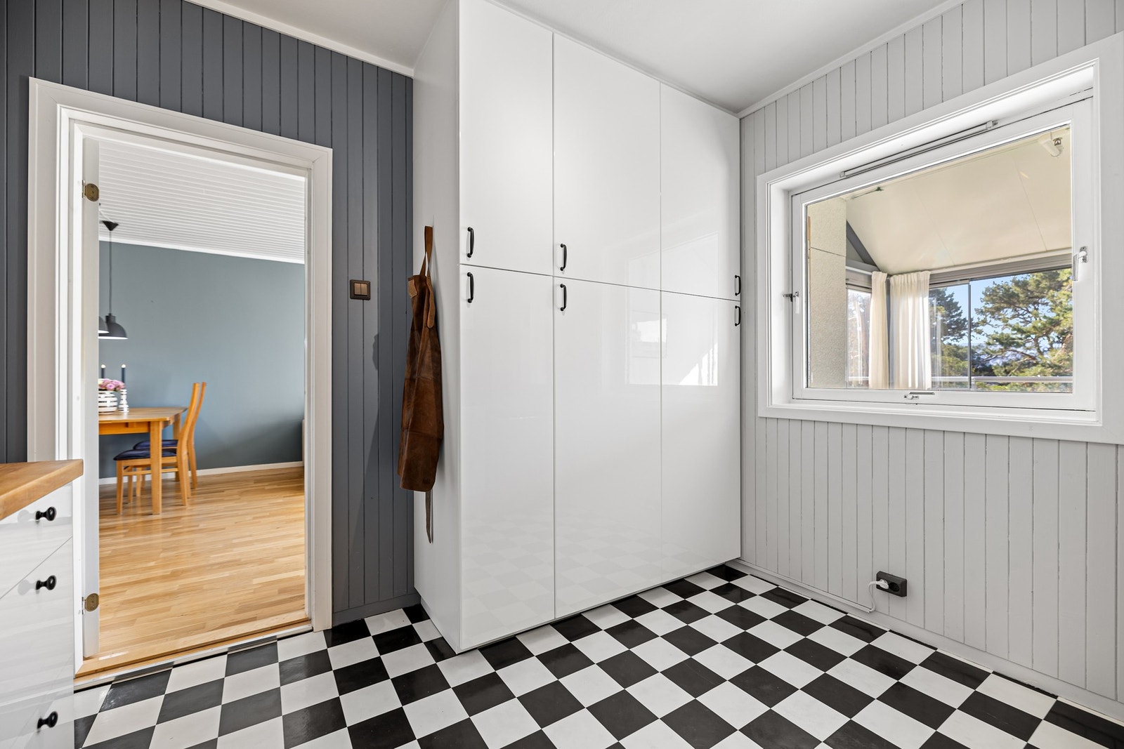 Høyskap ble montert i 2023, det er også plass for en mindre spisegruppe på kjøkkenet. Galleribilde