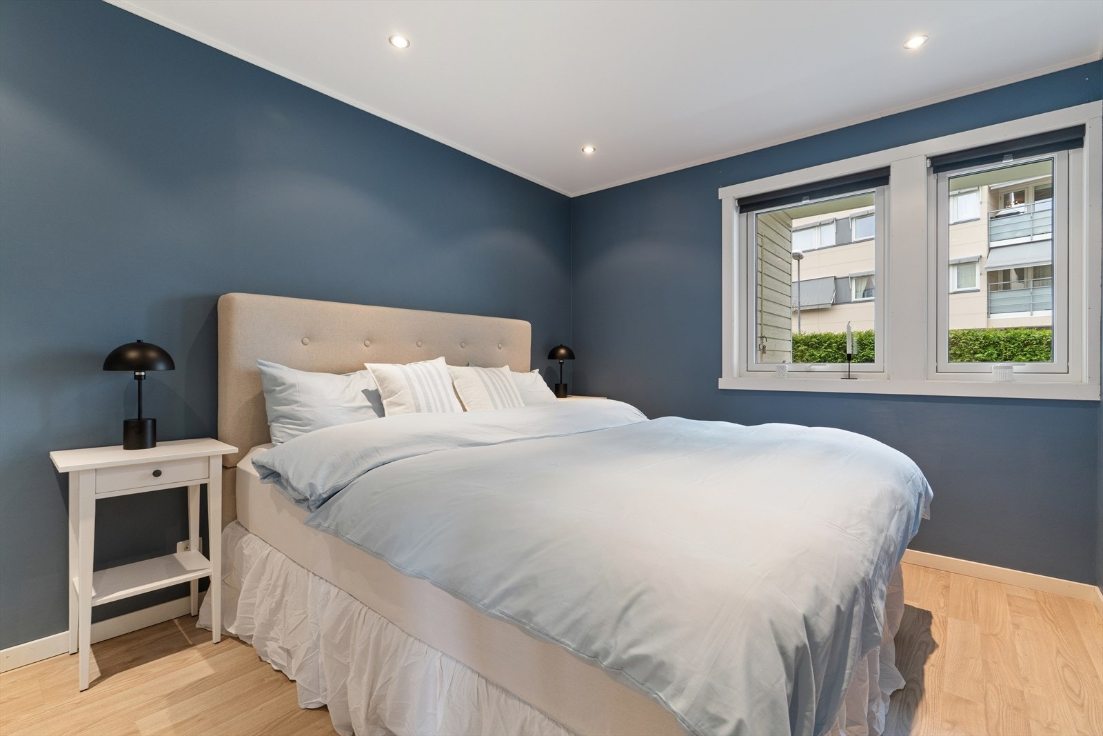 Hovedsoverommet har downlights i taket og god plass til dobbeltseng og garderobeløsning. Galleribilde