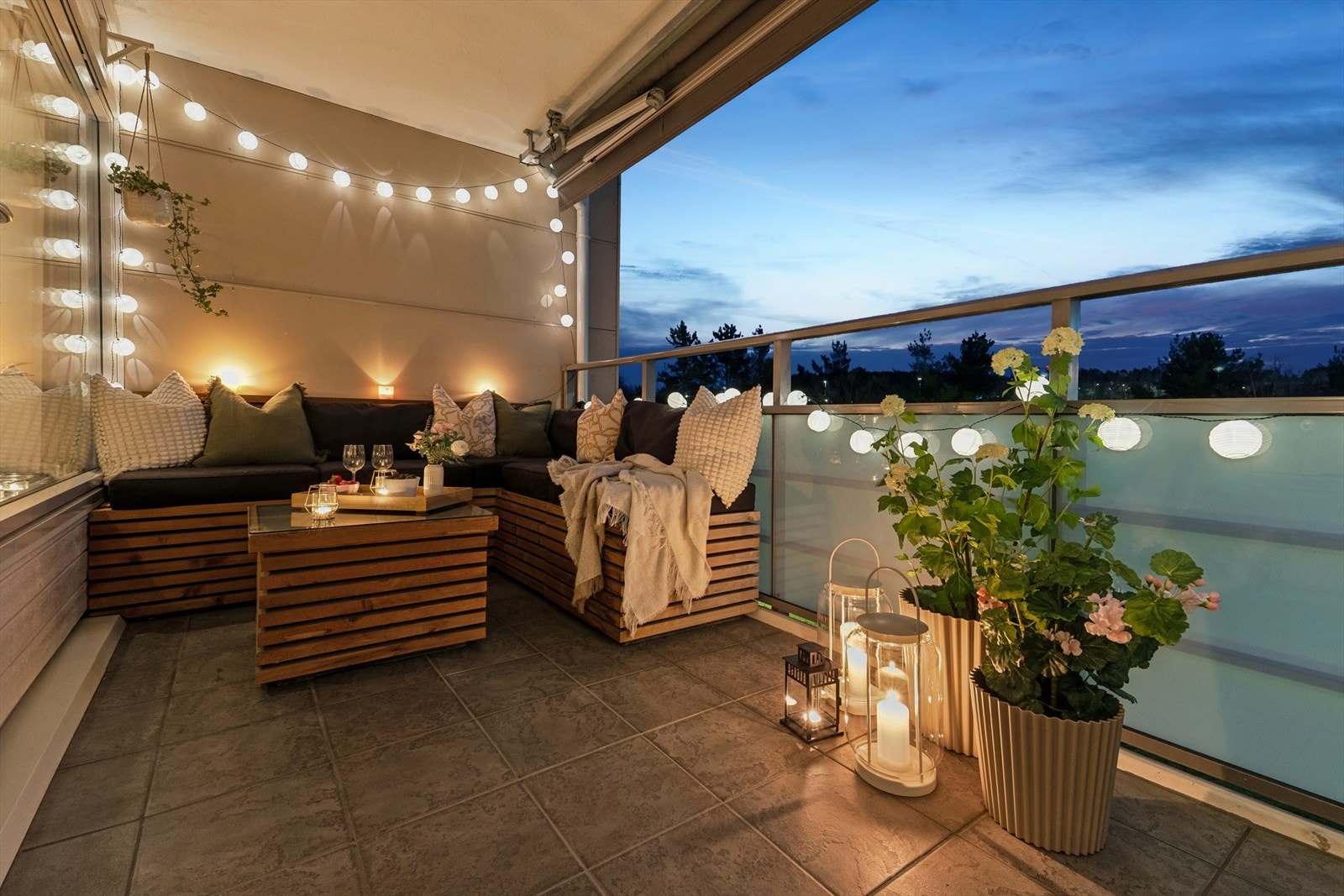 Når kvelden kommer, blir balkongen en stemningsfull og lun uteplass. Galleribilde