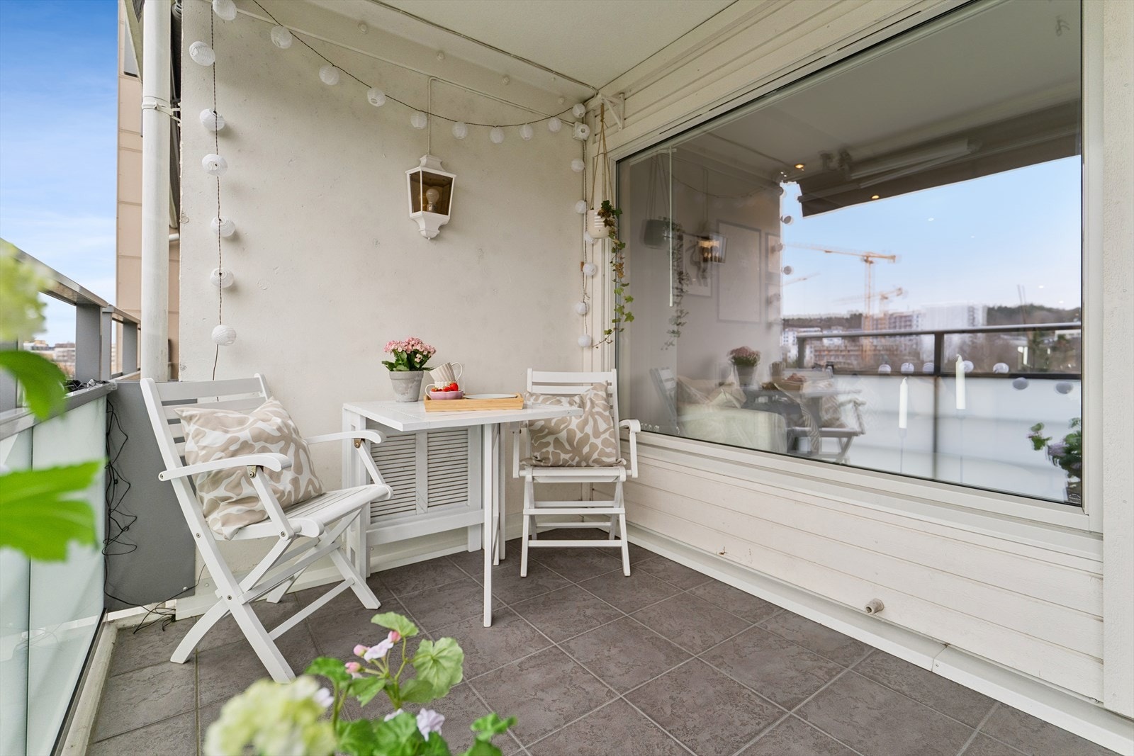 Hovedbalkongen fungerer som et ekstra oppholdsrom store deler av året. Galleribilde