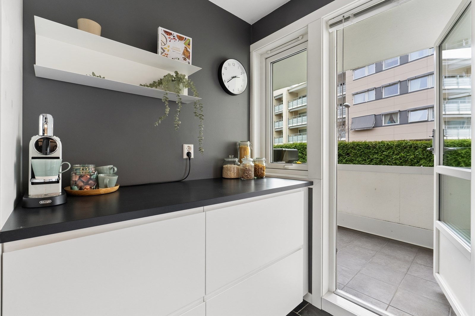 En dedikert sone på kjøkkenet gir plass til f.eks kaffemaskinen eller airfryer. Herfra er det også utgang til den andre balkongen. Galleribilde