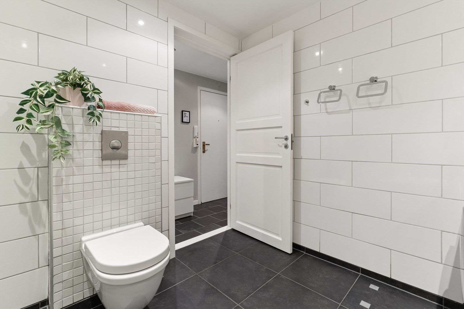 Downlights i taket gir behagelig belysning, og ventilasjonen ivaretas med mekanisk avtrekk samt tilluft via spalte under dør. Galleribilde