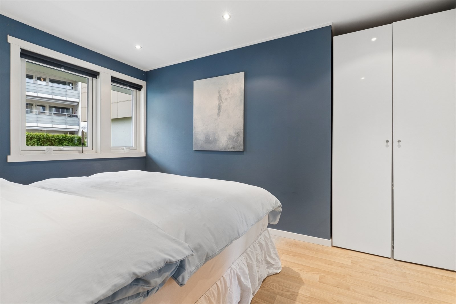 Garderobeløsning på hovedsoverommet. Galleribilde