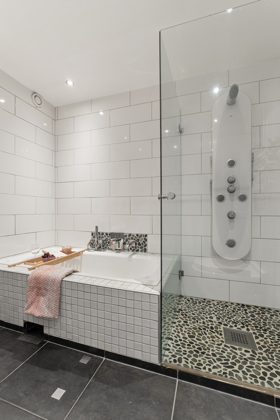 Rommet er innredet med servant med tilhørende speil. Her får du både badekar og dusjhjørne med glassvegger. I tillegg er det opplegg for vaskemaskin, noe som gjør badet ekstra funksjonelt. Galleribilde
