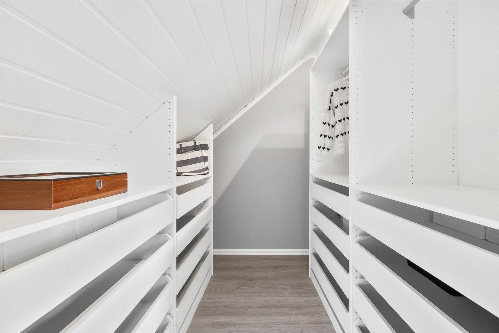 Hovedsoverommet har delåpen løsning til walk-in garderobe med en åpen garderobeløsning. Galleribilde