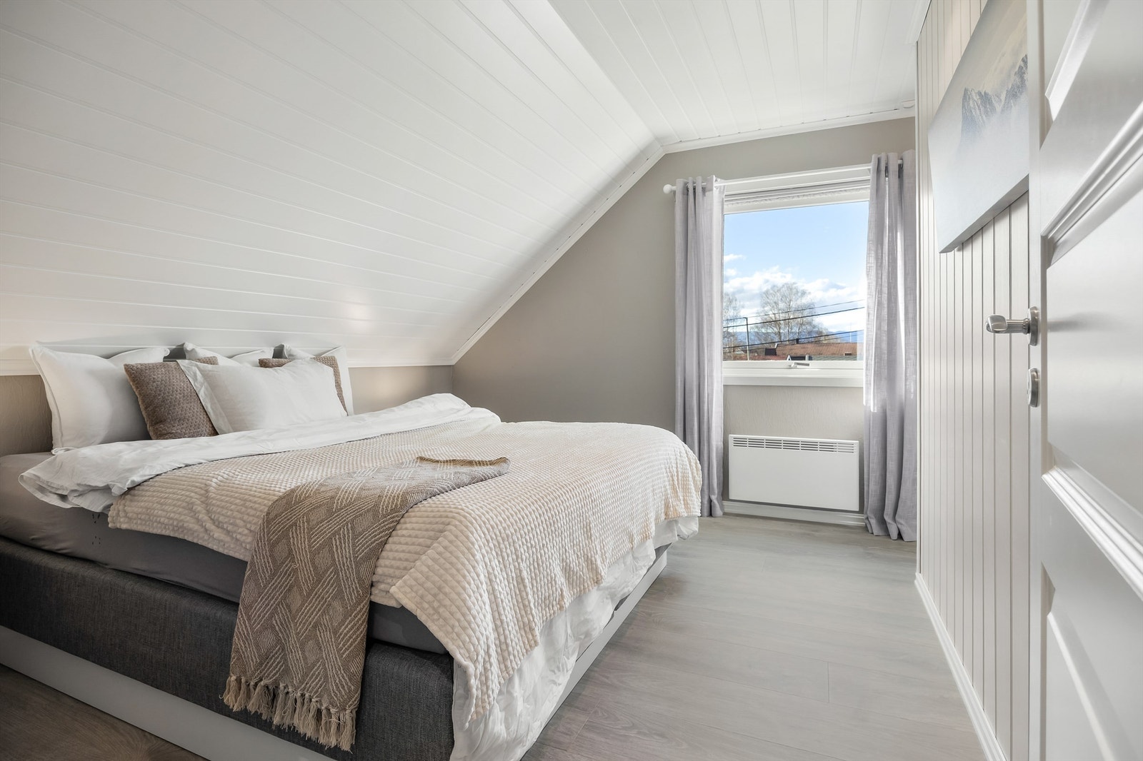 Hovedsoverommet har god plass til dobbeltseng. Galleribilde