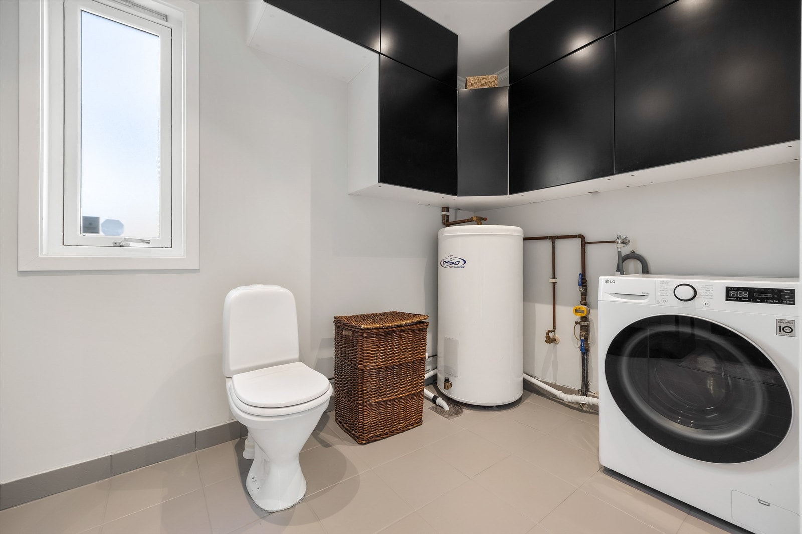 Varmtvannsberederen er plassert på badet i første etasje, som også fungerer som vaskerom. Galleribilde