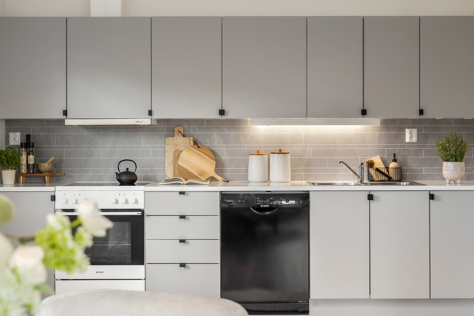 Kjøkkeninnredning fra Ikea med laminatbenkeplate. Galleribilde