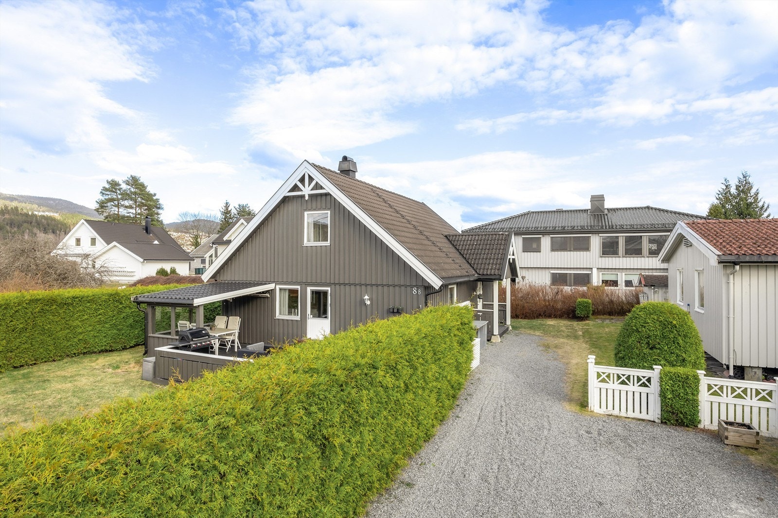 Fra eiendommen er det kort gangavstand til flotte friarealer og tursti langs Drammenselva. Galleribilde
