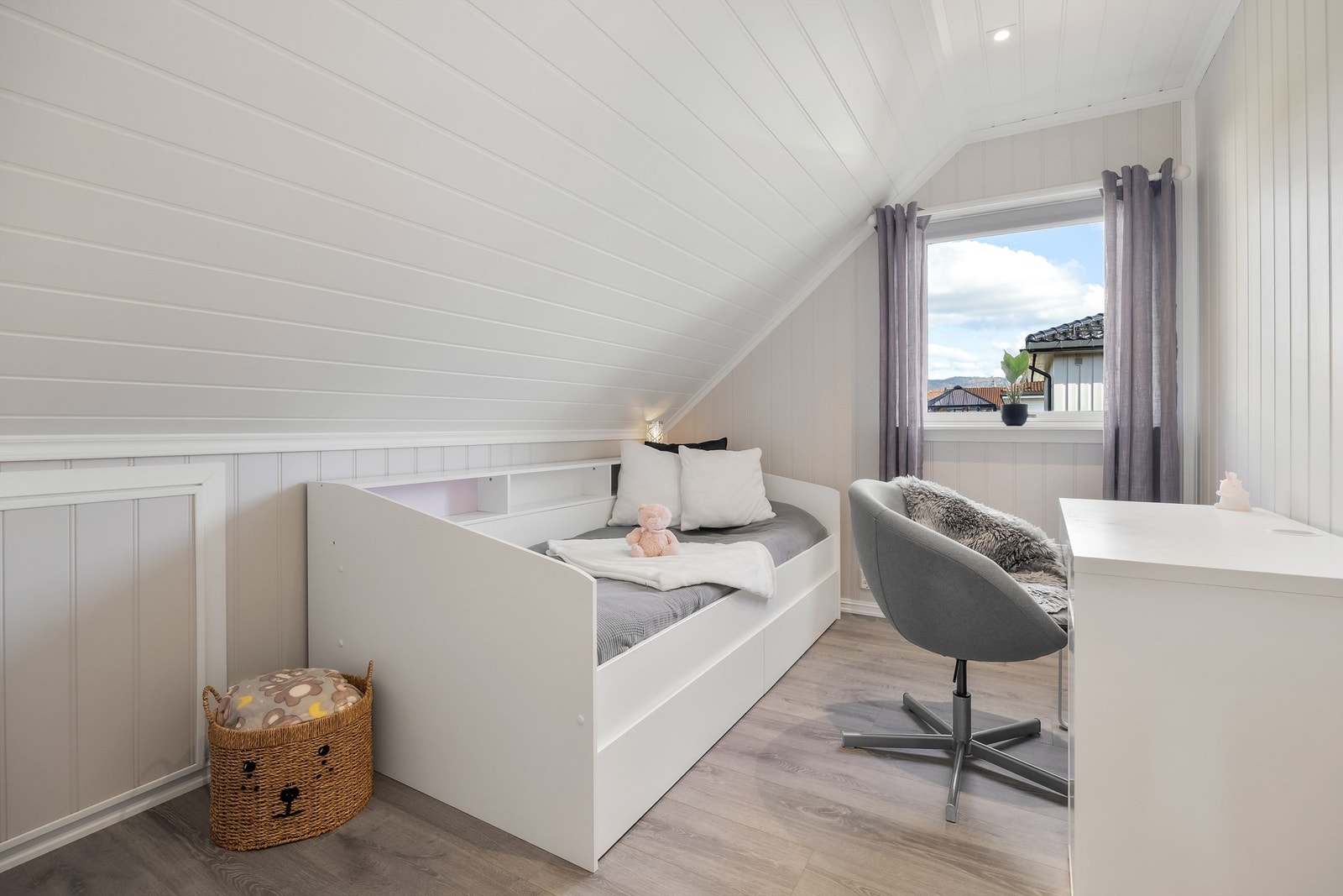 Alle soverommene har downlights i tak fra perioden 2017-2024. Galleribilde