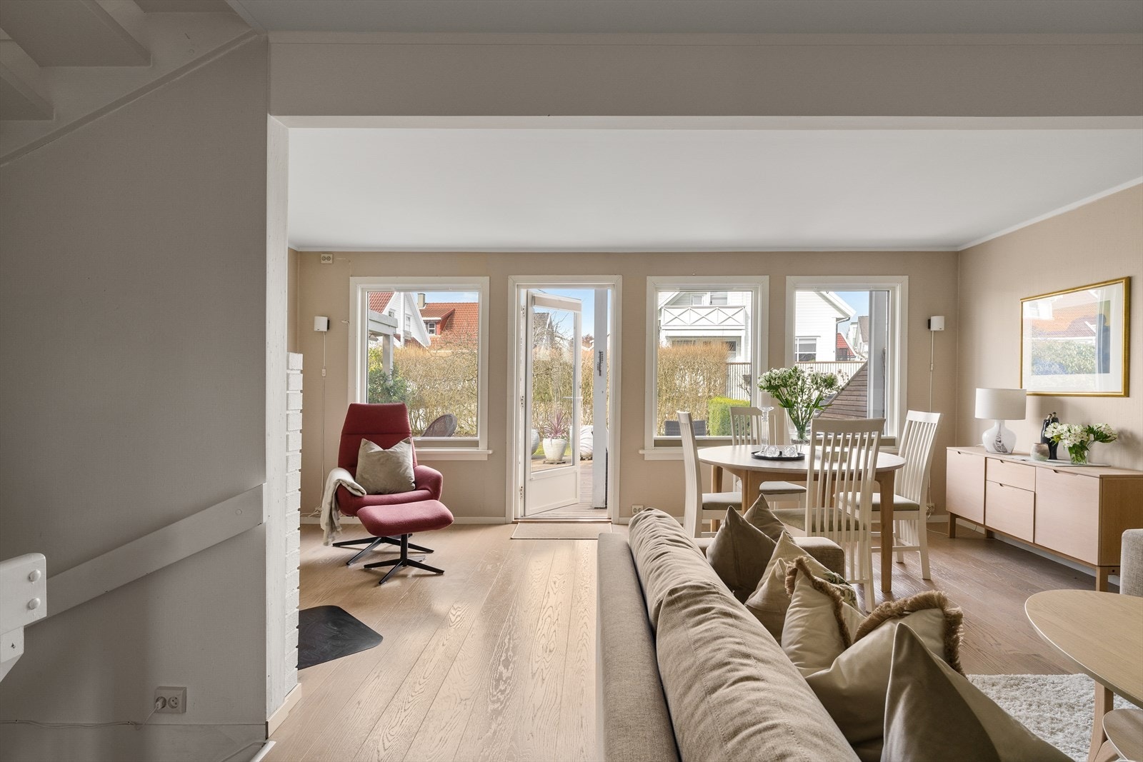 Fra stuen er det utgang til terrassen og hagen. Galleribilde