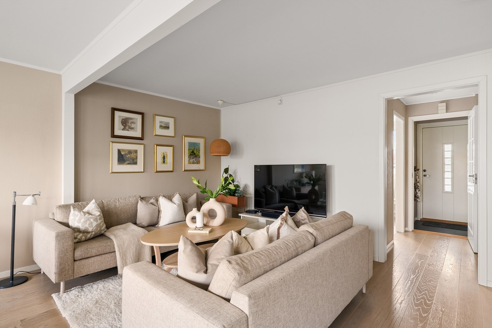 Her er det god plass til sofa og annet møblement. Galleribilde