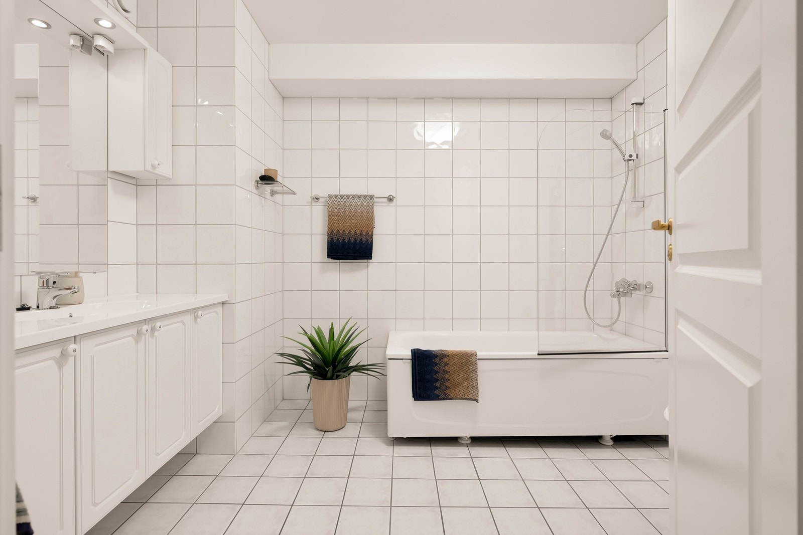 Hovedsoverommet er ligger i en ''suite-løsning'' med bad nr. 2 - en løsning som gir en følelse av privatliv og luksus. Galleribilde