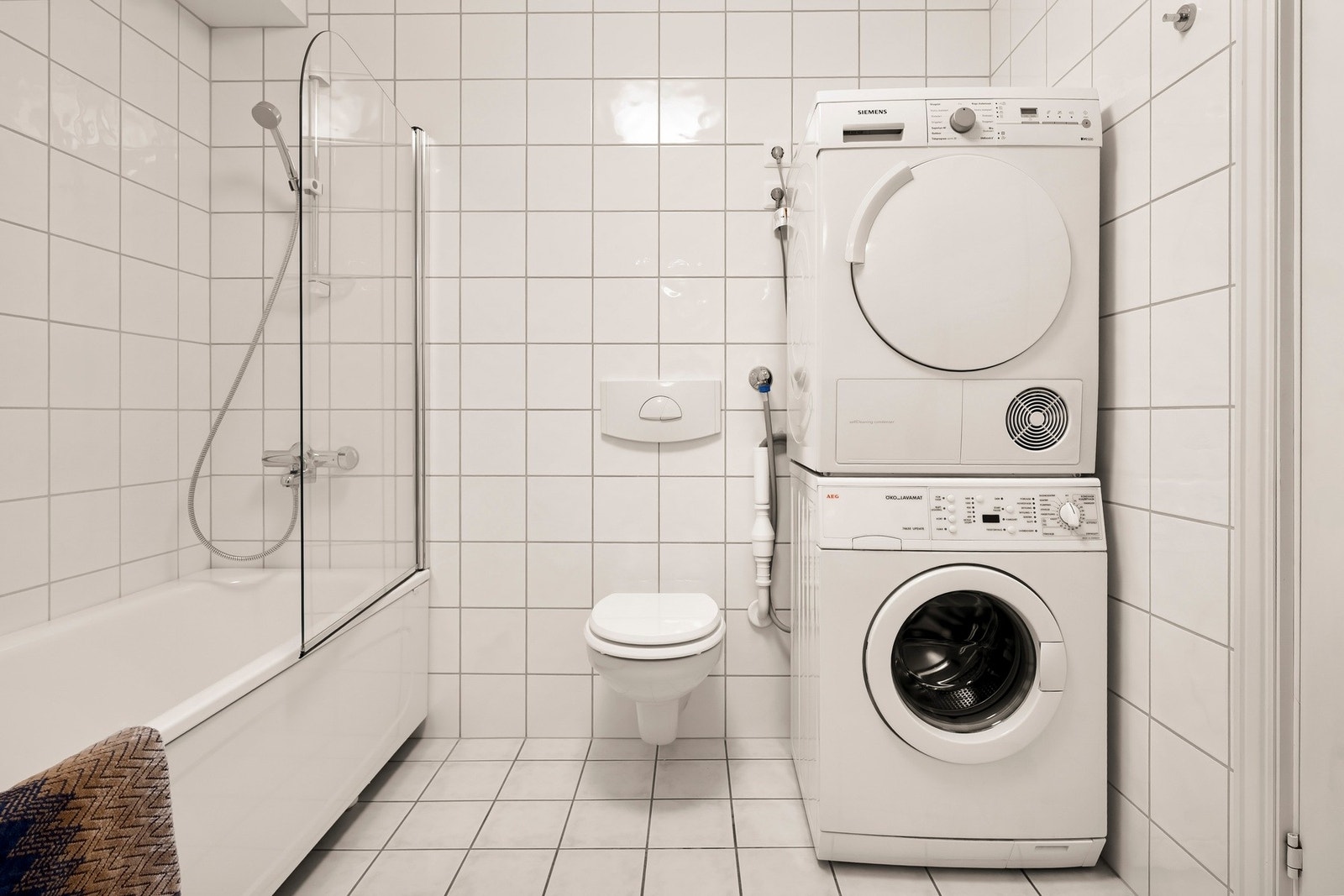 I tillegg er badet utstyrt med badekar, samt opplegg for vaskemaskin og plass til tørketrommel over denne Galleribilde