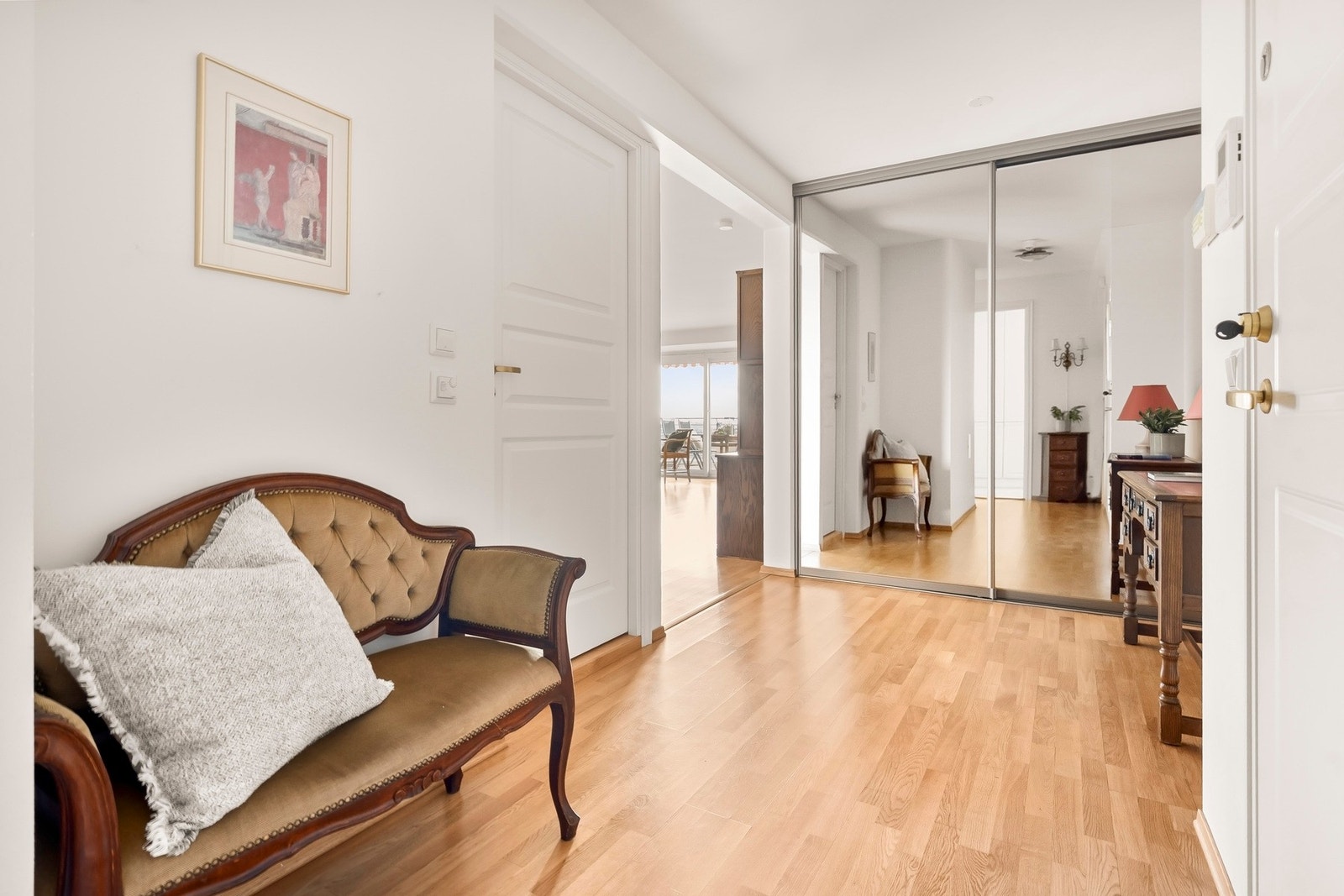 Det er satt inn en skyvedørsgarderobe med speilfronter med god plass til å henge fra seg yttertøyet. Galleribilde