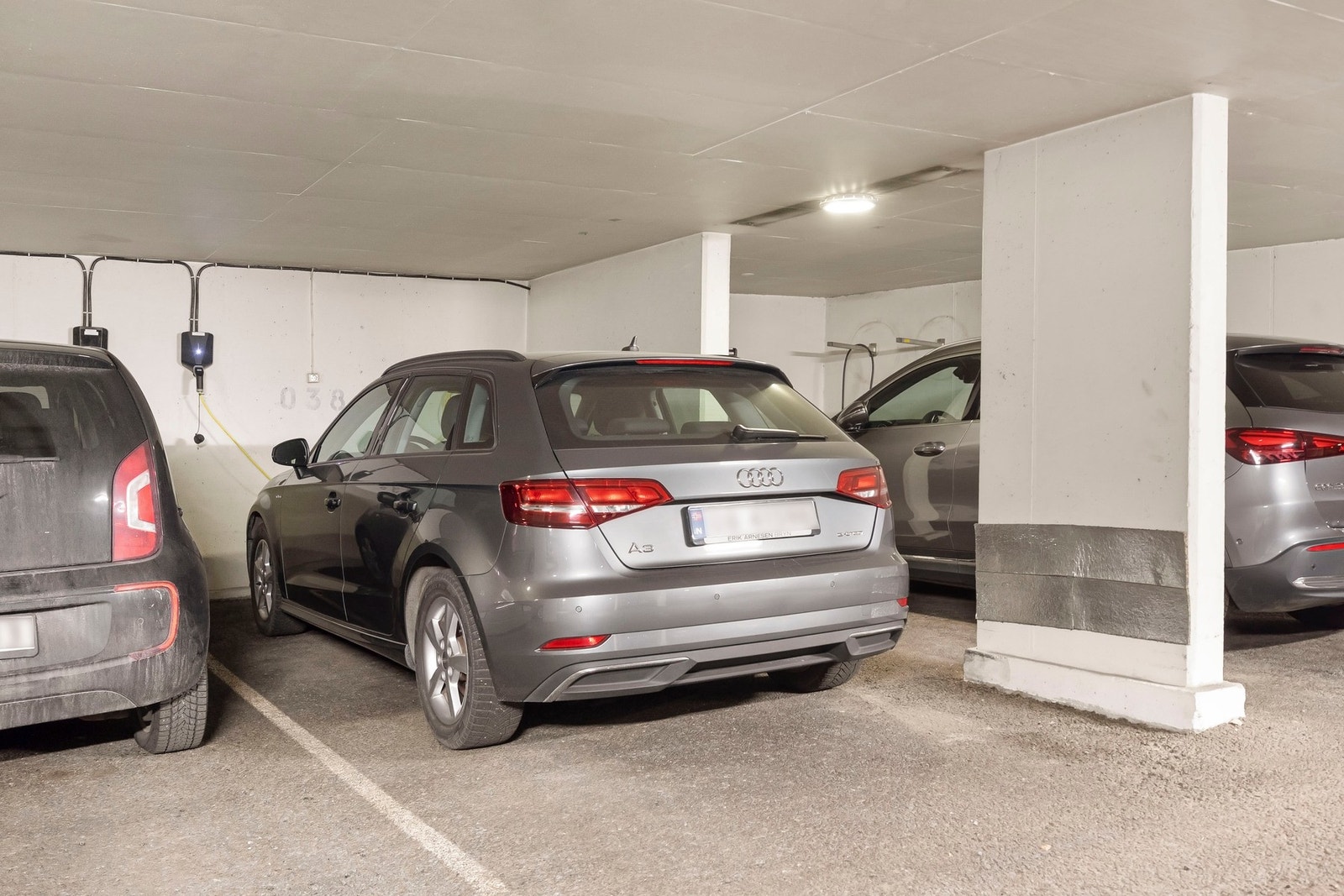 Leiligheten disponerer en garasjeplass med elbillader. Det er også mulig å leie en ekstra plass etter venteliste. Galleribilde