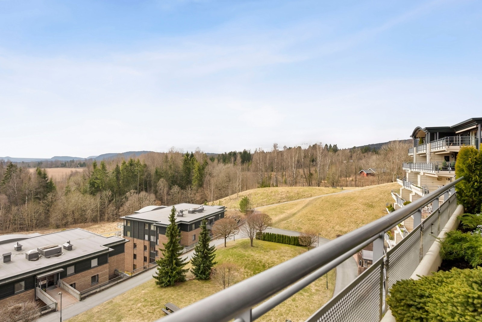Terrassegulvet ble pusset opp i 2024 og det er montert en motorisert markise som kommer godt med på de varmeste dagene. Galleribilde