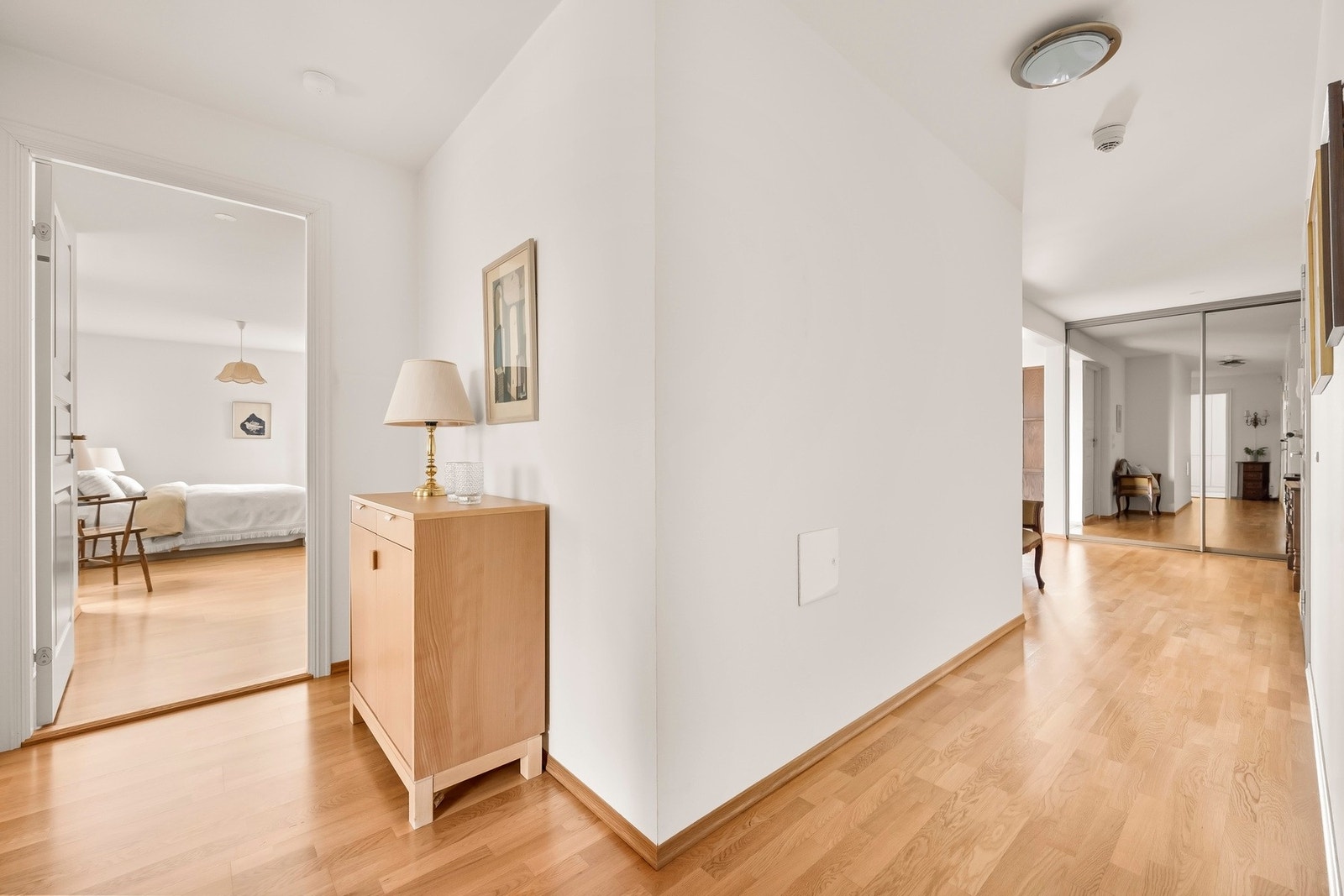 Velkommen inn! Det første som møter deg er en lys og romslig entré som gir et godt førsteinntrykk av boligen. Galleribilde
