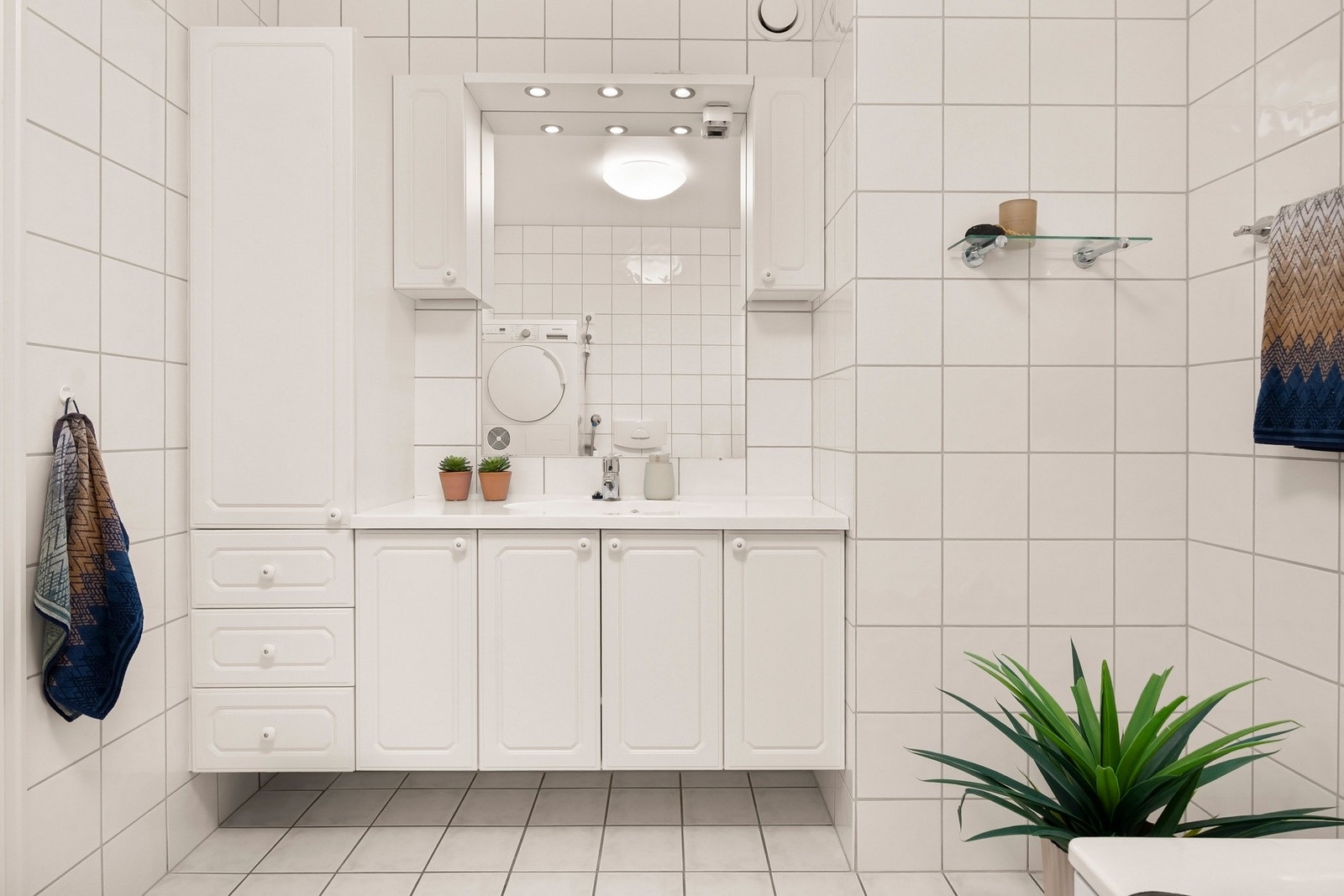Badet har flislagte gulv- og veggflater med behagelig gulvvarme. Galleribilde