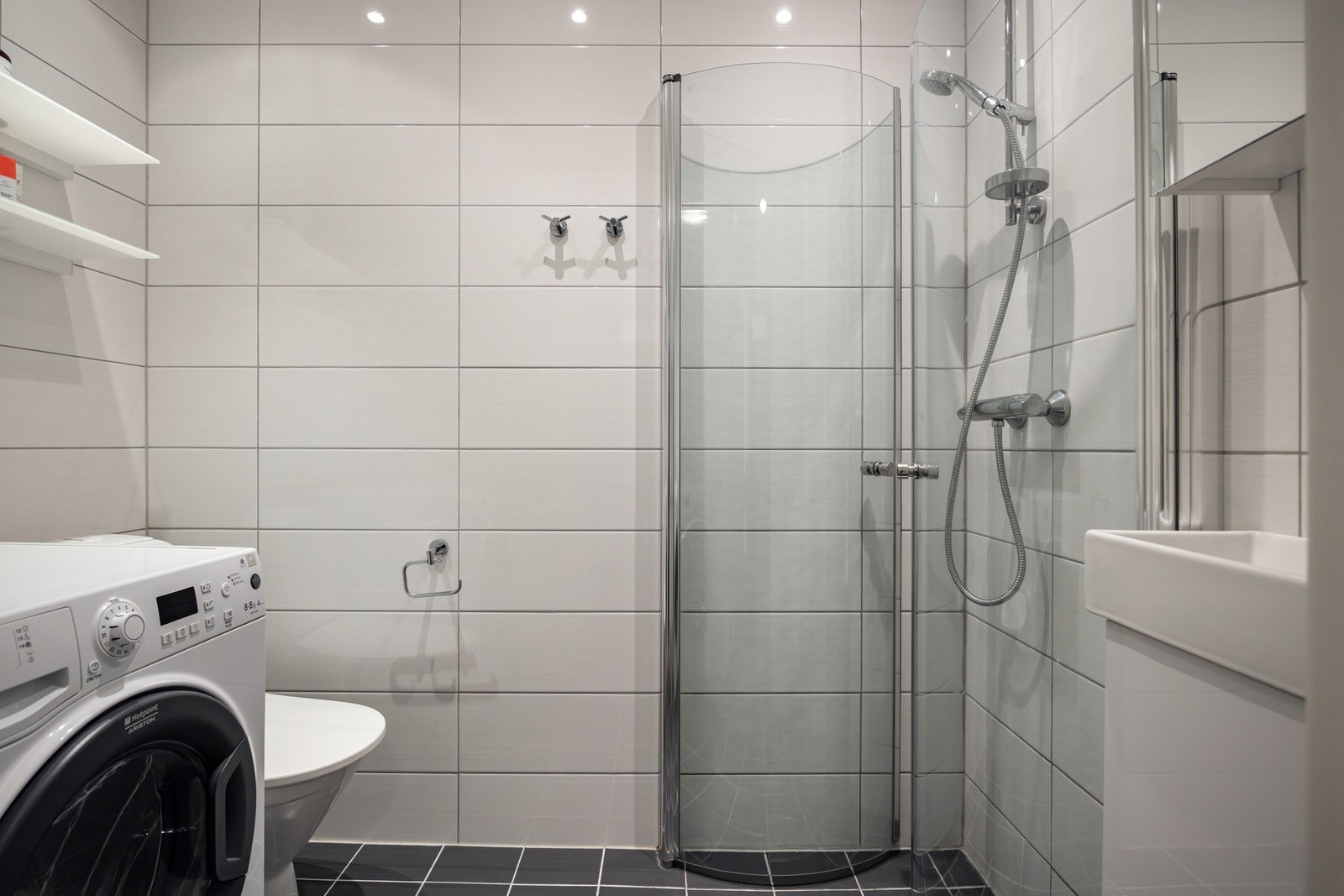 Pent, flislagt baderom fra 2014 med varme i gulv. Galleribilde