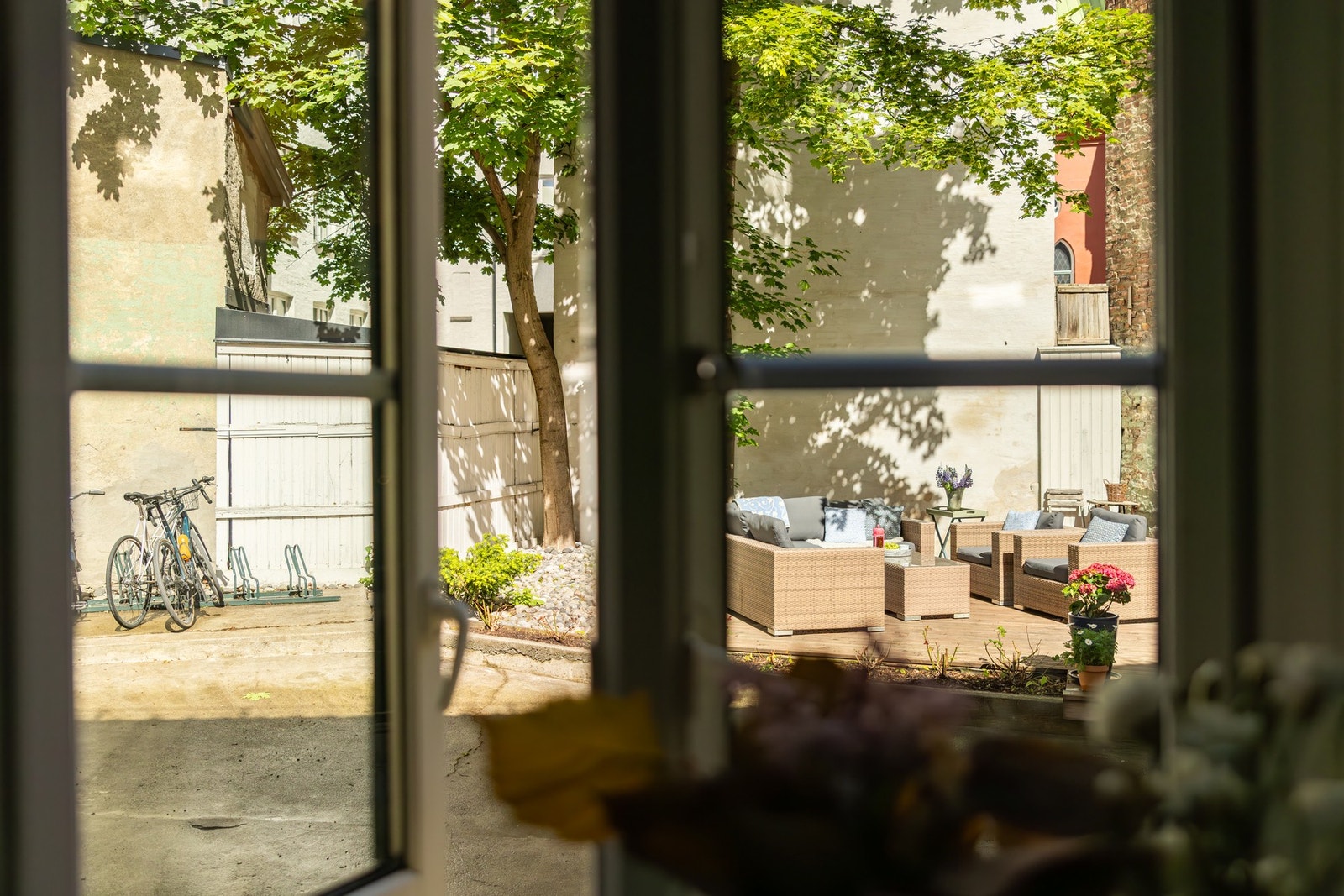 Soverommet vender ut mot en skjermet, rolig bakgård. Galleribilde